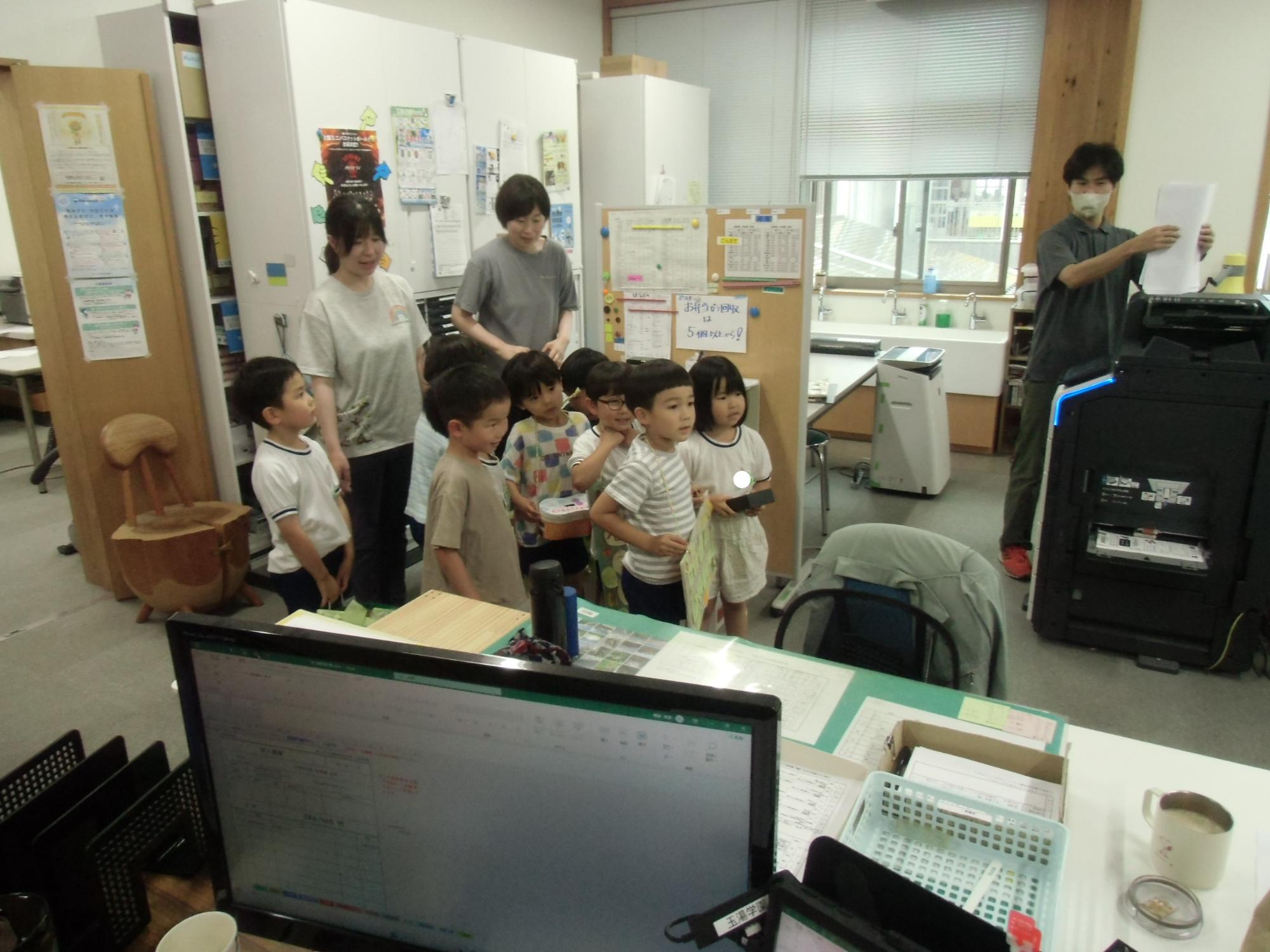 職員室で挨拶する様子