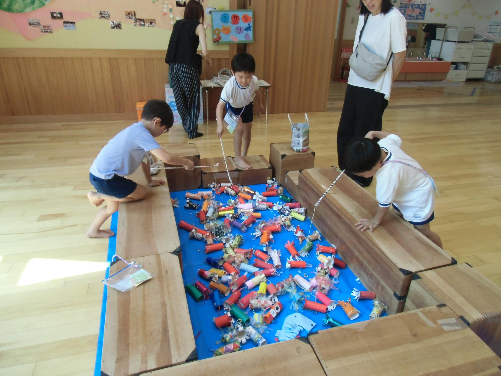 魚釣りを楽しむ様子