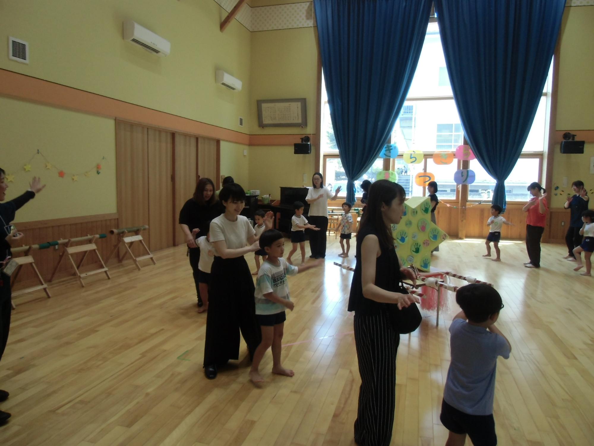 親子で盆踊りを楽しむ様子