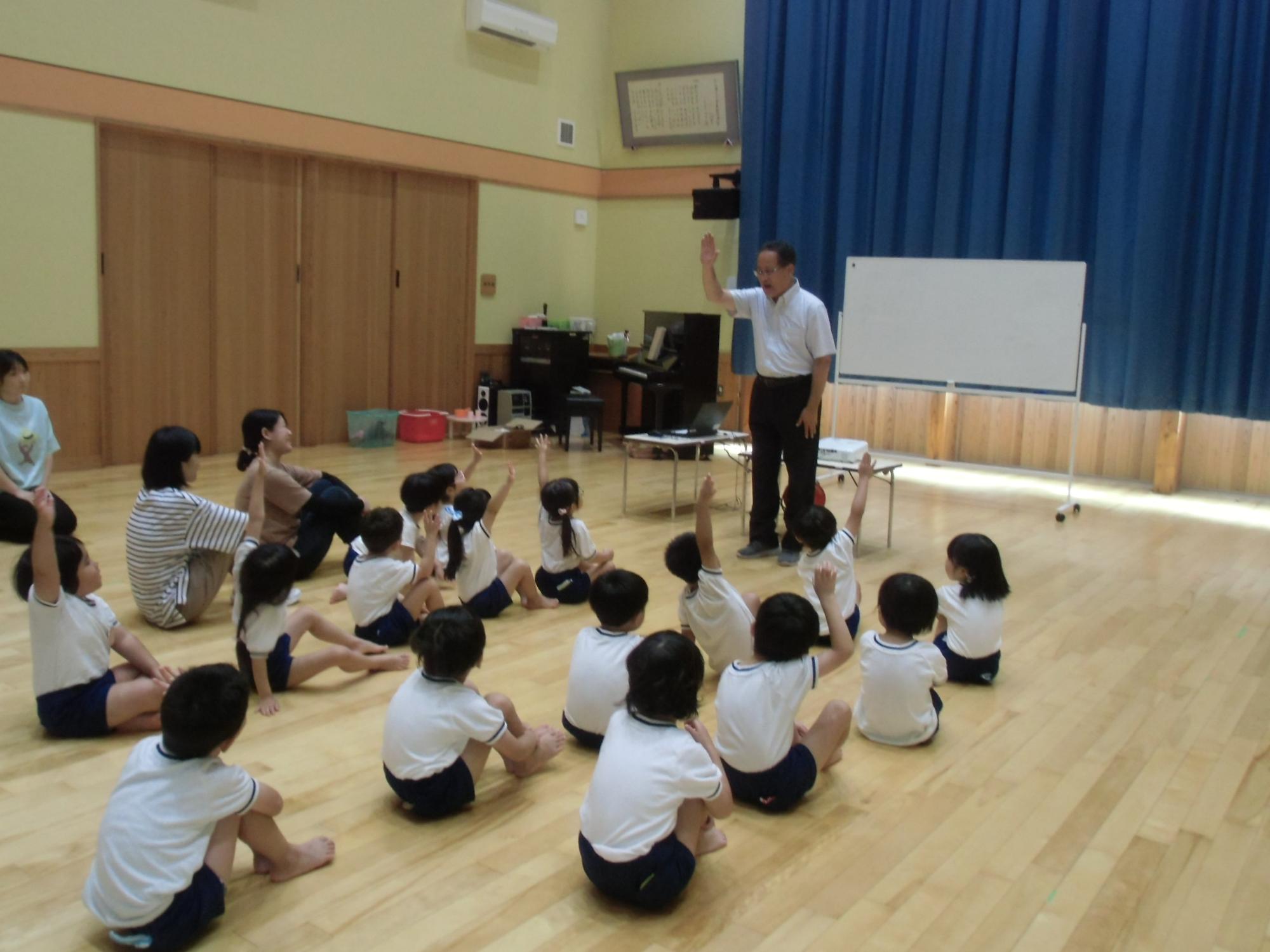 園長先生の話を上手に聞くこども達