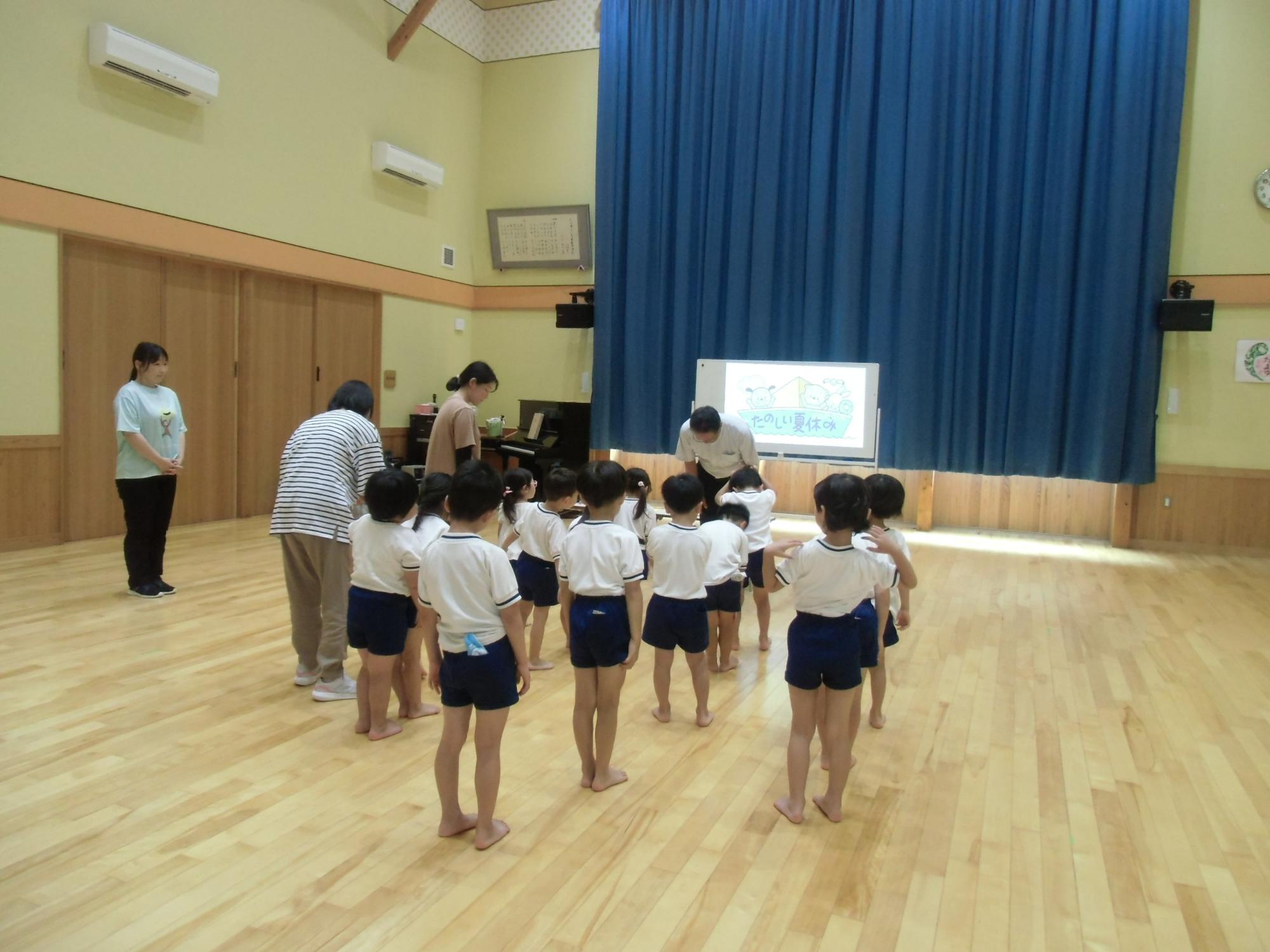 上手にお辞儀をするこども達