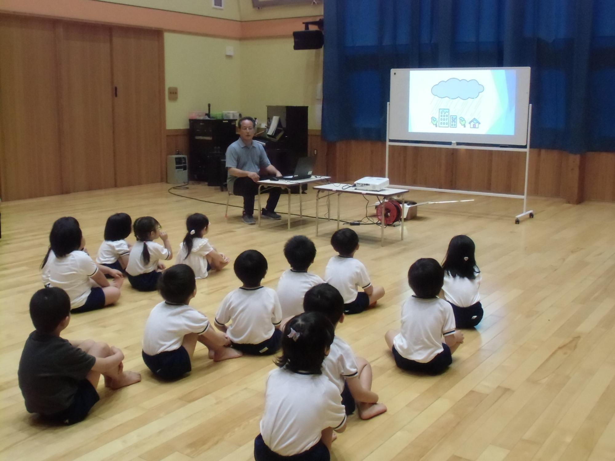 園長先生の話を聞く様子
