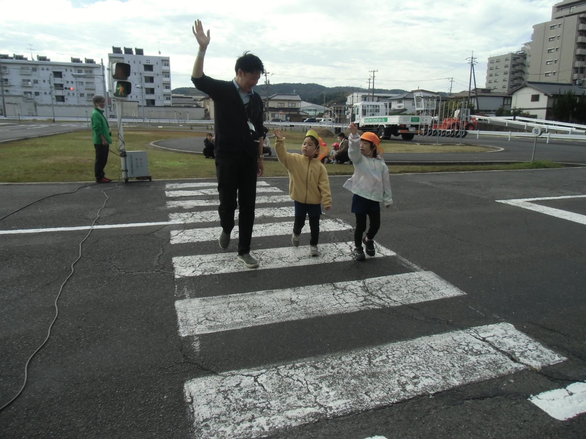 横断歩道を渡る様子