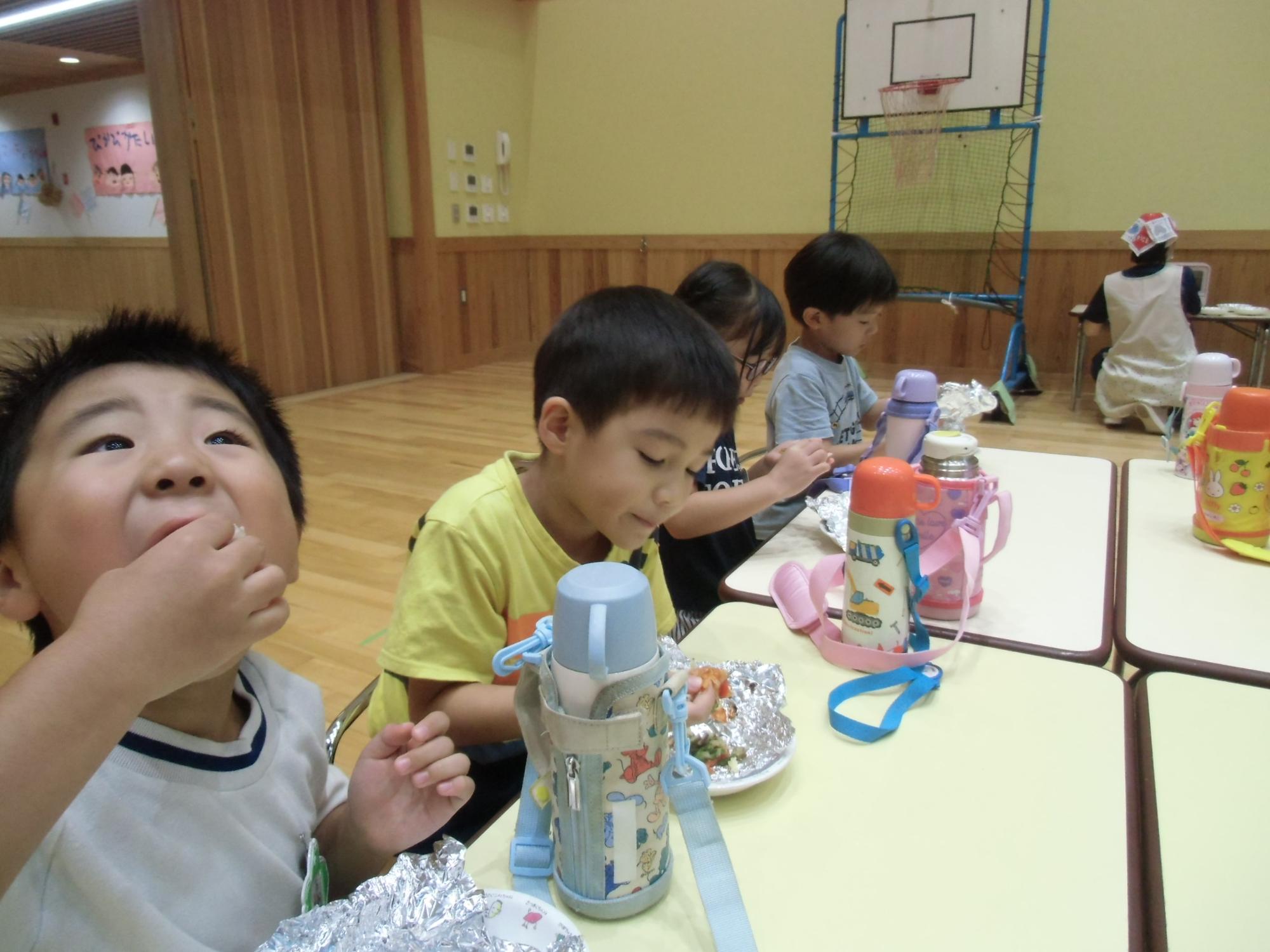 大きな口で頬張る様子
