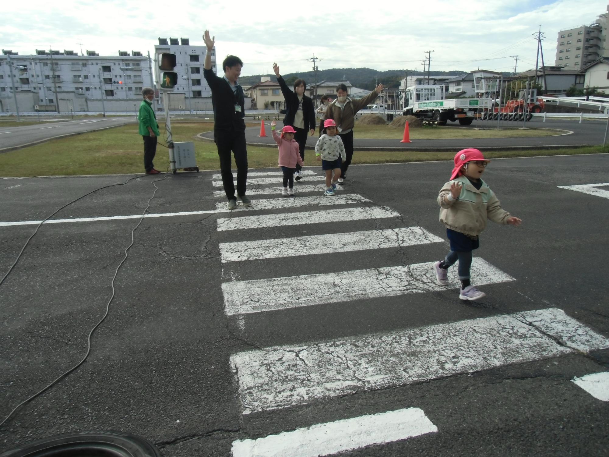 3人で横断する様子
