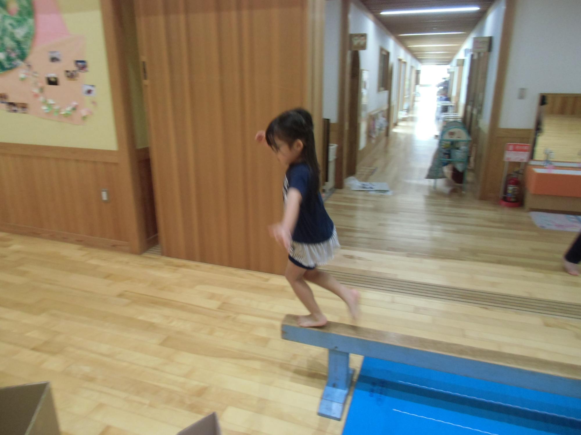 一本橋をわたるようす