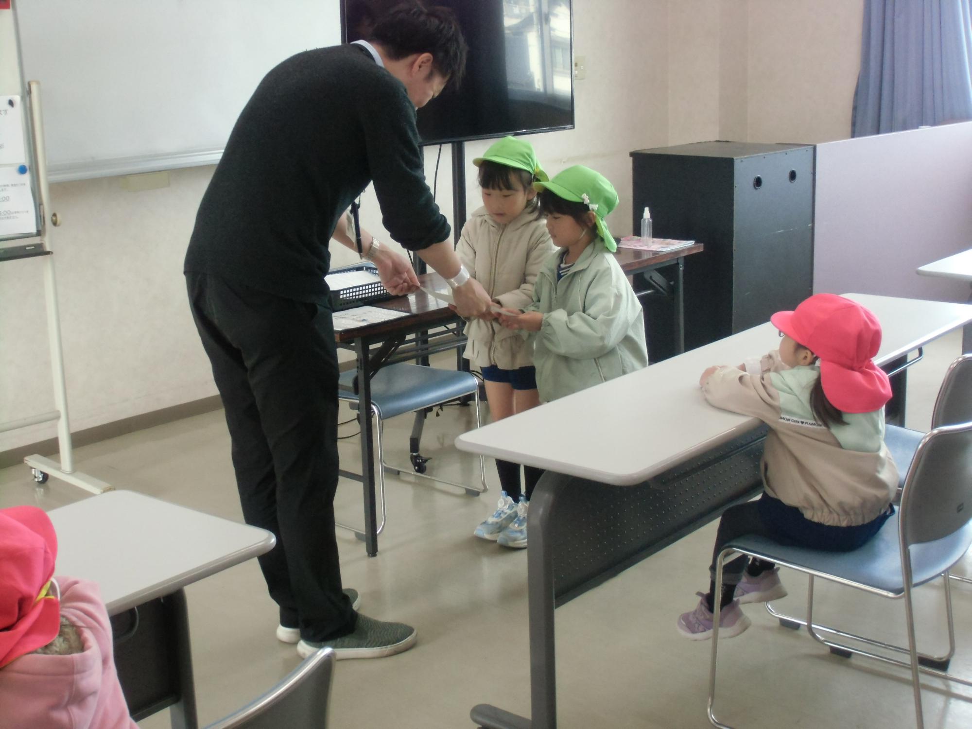 賞状をもらう様子