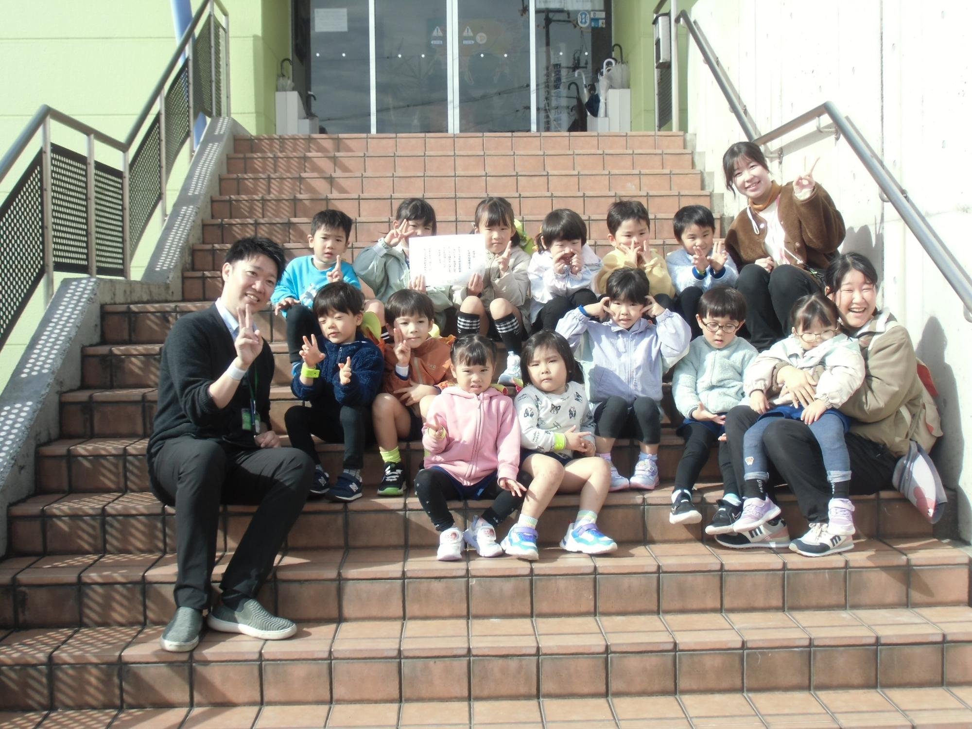 集合して写真をとるようす