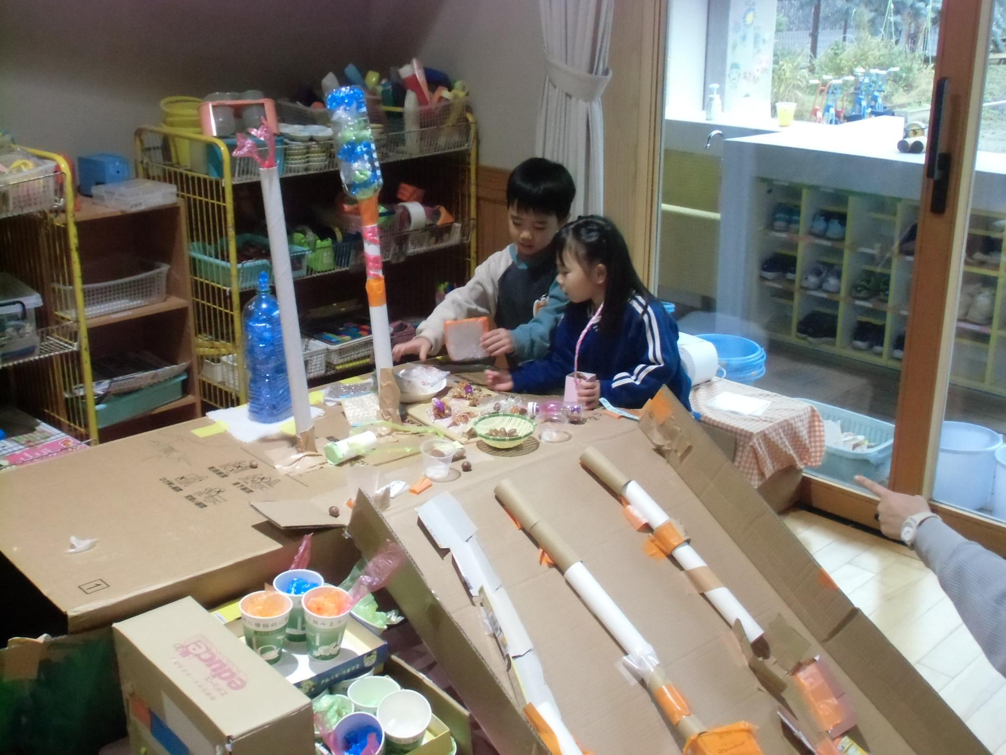 一緒に遊ぶ様子