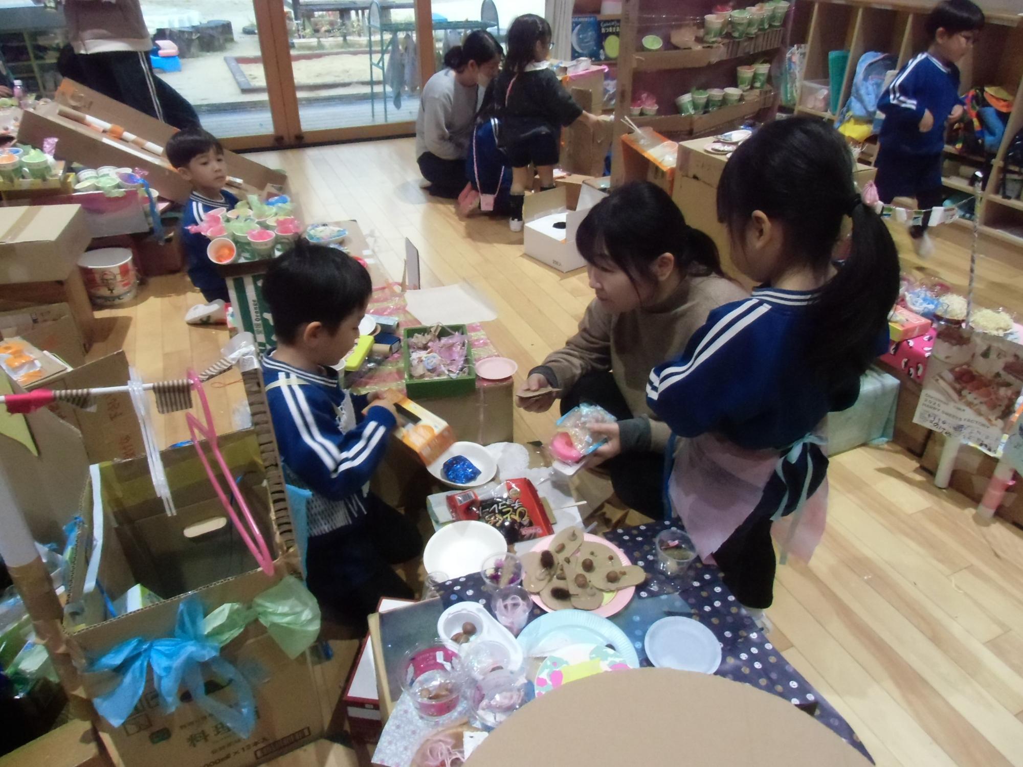 受け答えする様子