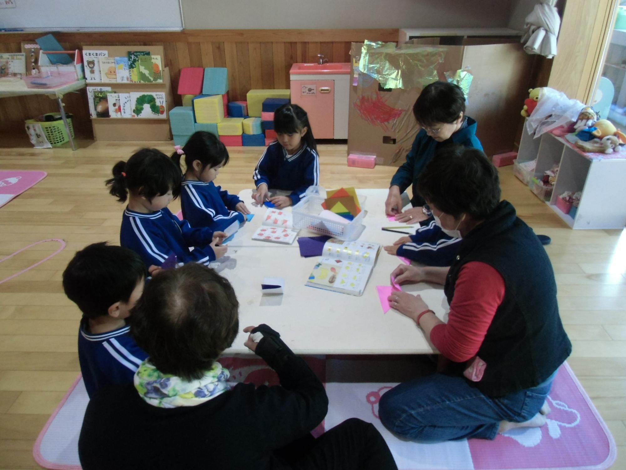 折り紙を教えてもらう様子