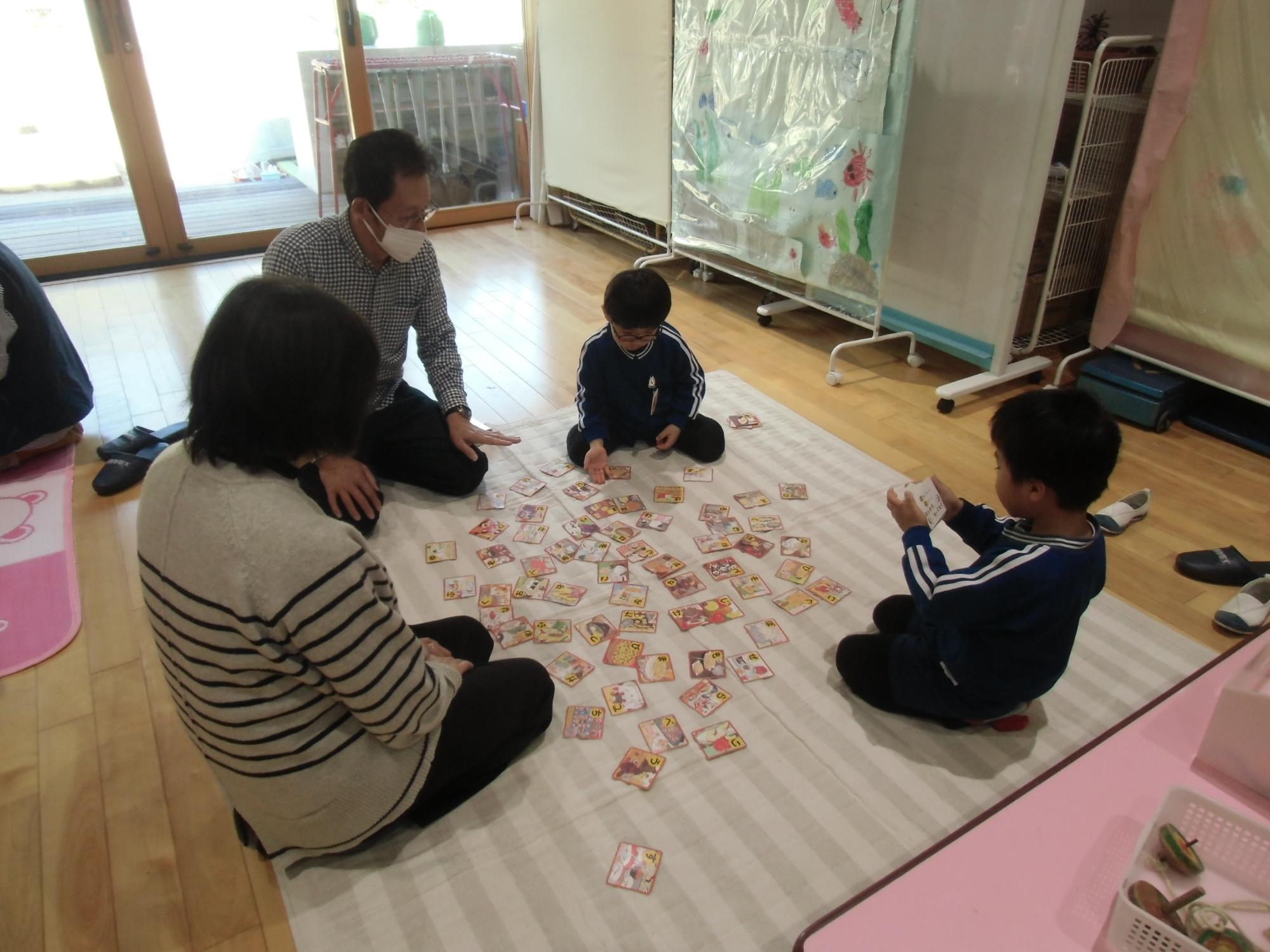 カルタをする様子