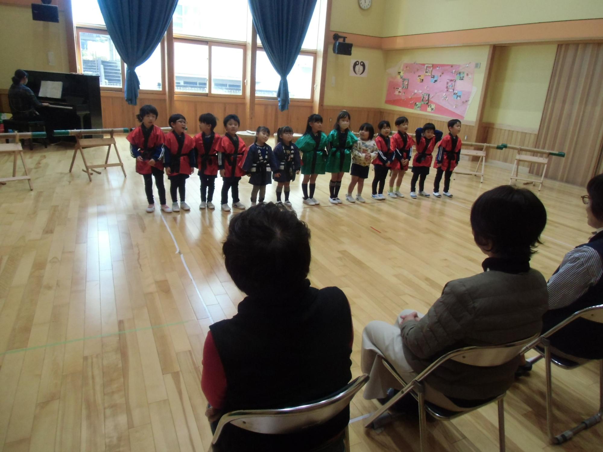 歌をプレゼントする様子