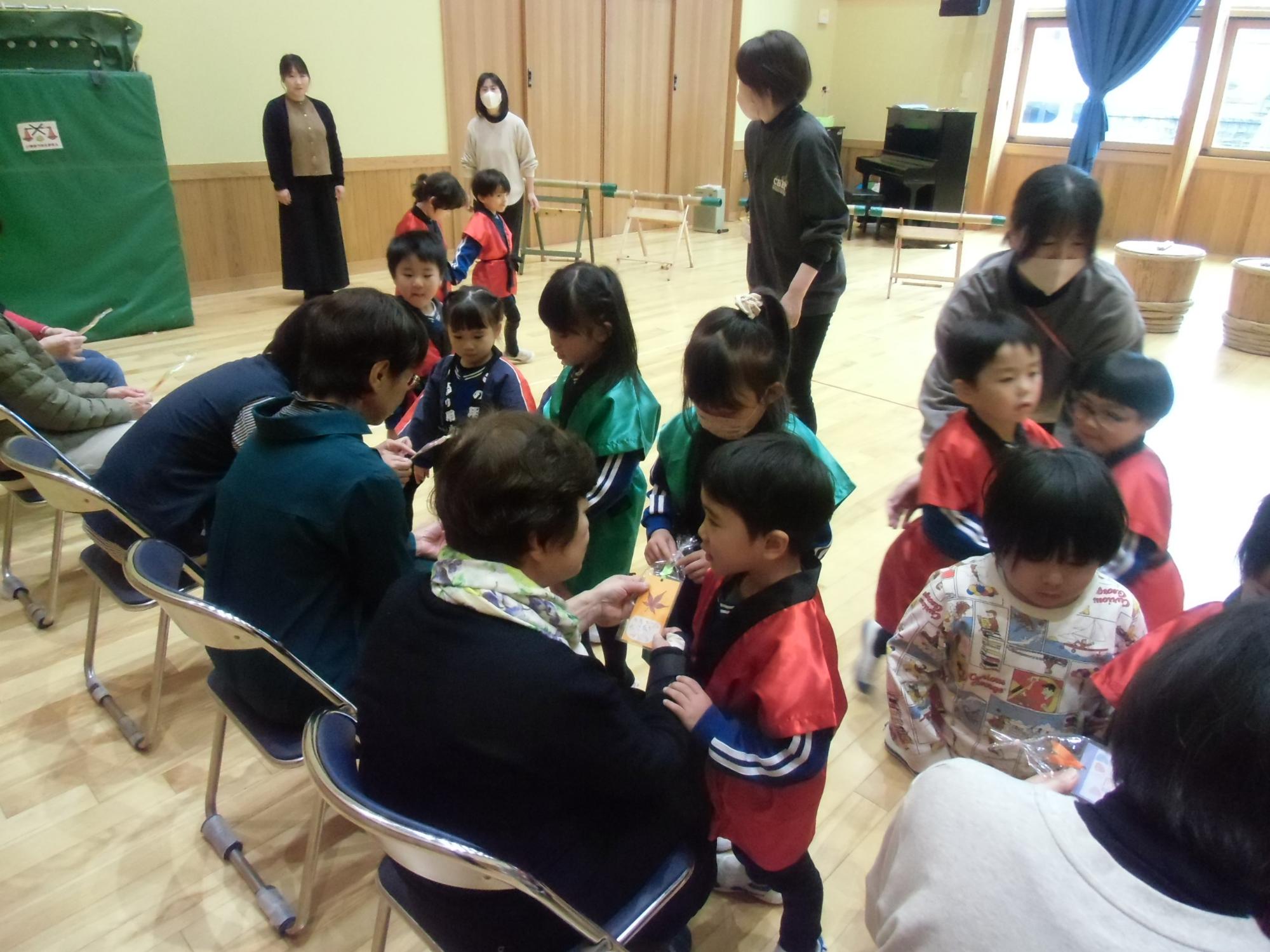 しおりをプレゼントする様子