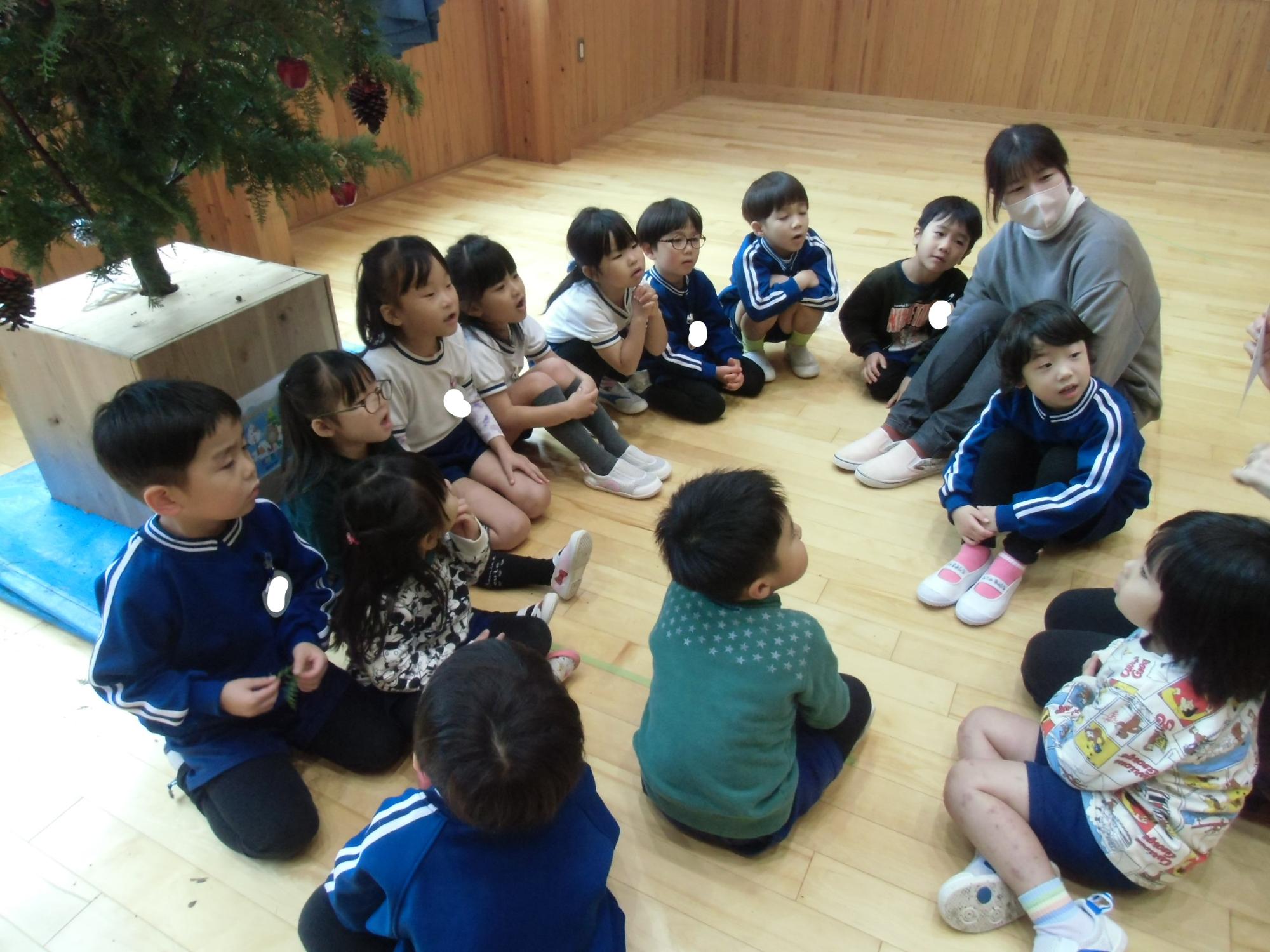 クリスマスの歌を歌う様子