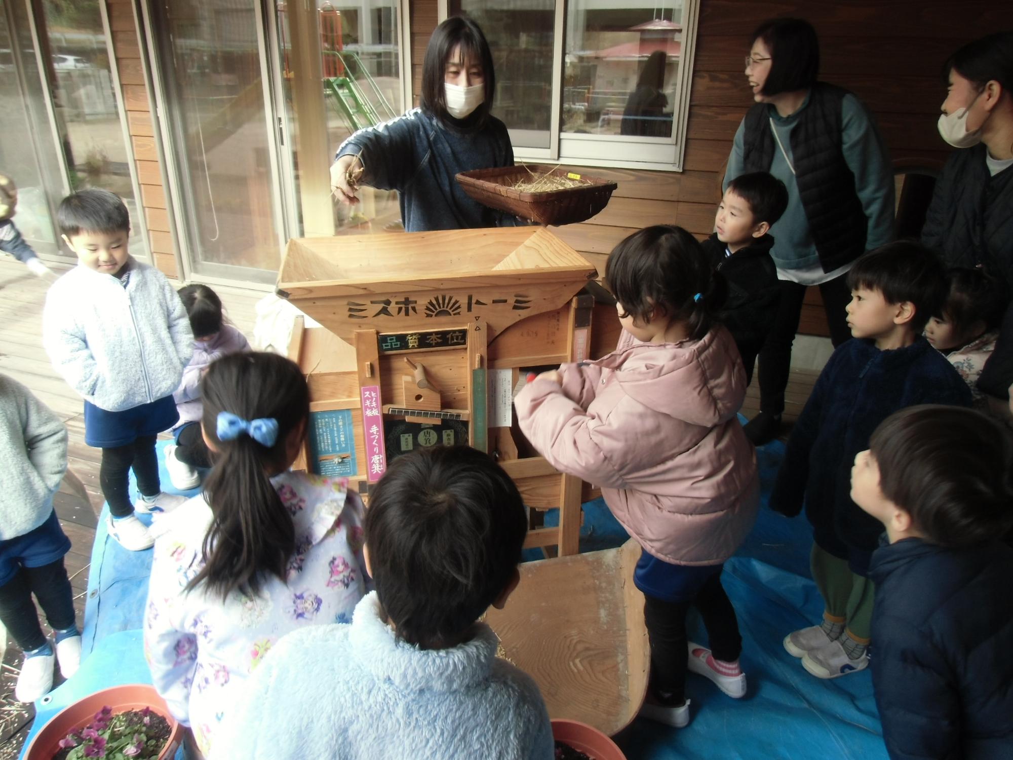 唐箕を使う様子