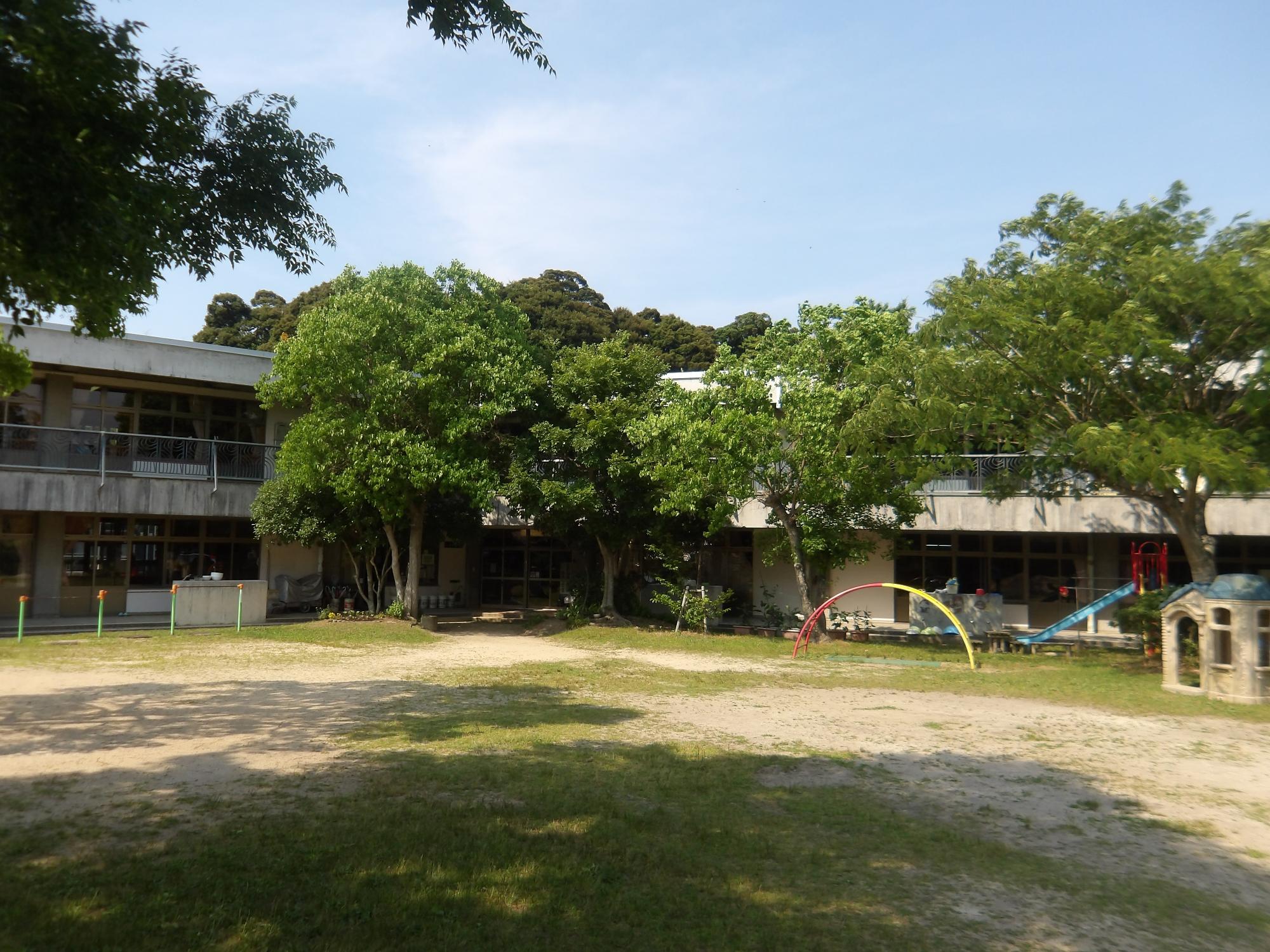 園庭から見た揖屋幼保園にこにこ園舎