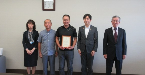 おもちゃの病院の吉田さんと松江市長が横に並んで、受賞報告記念撮影の写真