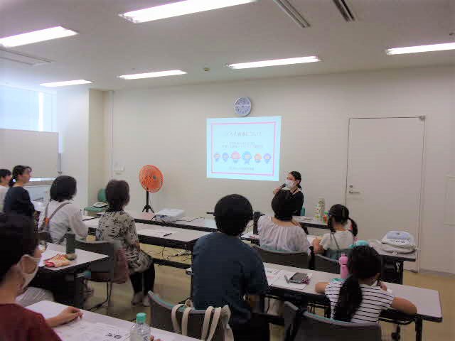 ファミサポ講習会で講演を聴く参加者