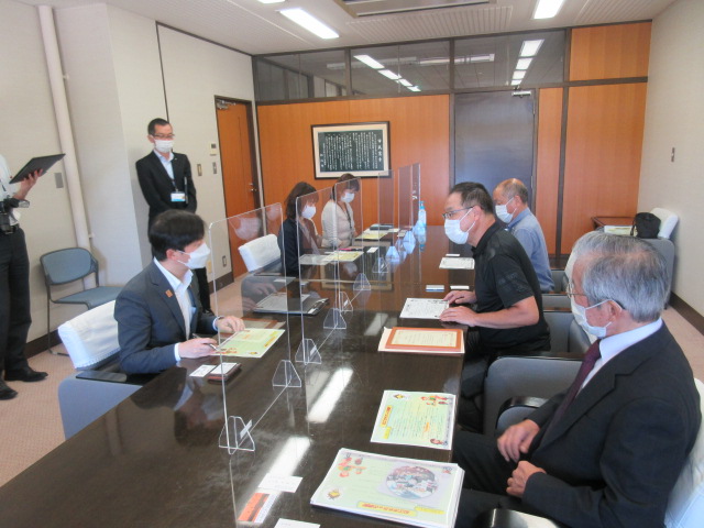 おもちゃの病院の吉田さんが松江市長と向かい合い、受賞の報告をされている写真
