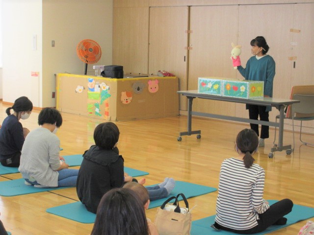 子育てボランティアの豊田さんが絵本の読み聞かせをしている写真