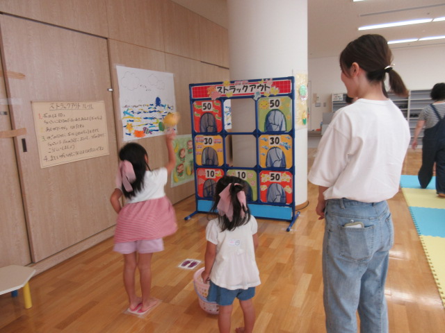 ストラックアウトで遊ぶ親子の写真