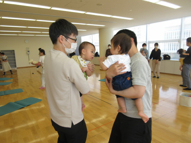 2組の父子が交流している写真