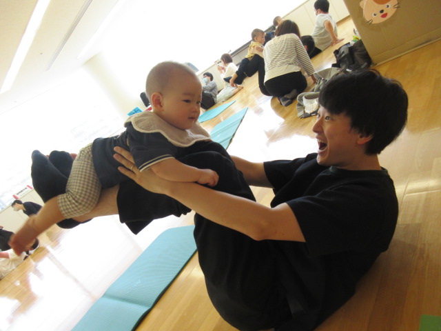 お父さんの足にのせてゆらゆら楽しむ子ども