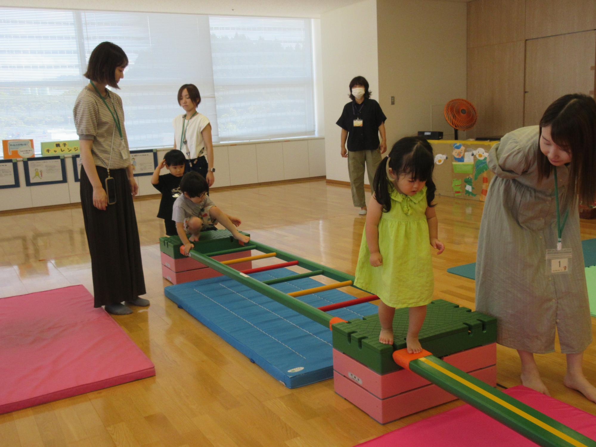 わいわいルームで遊ぶ親子の写真