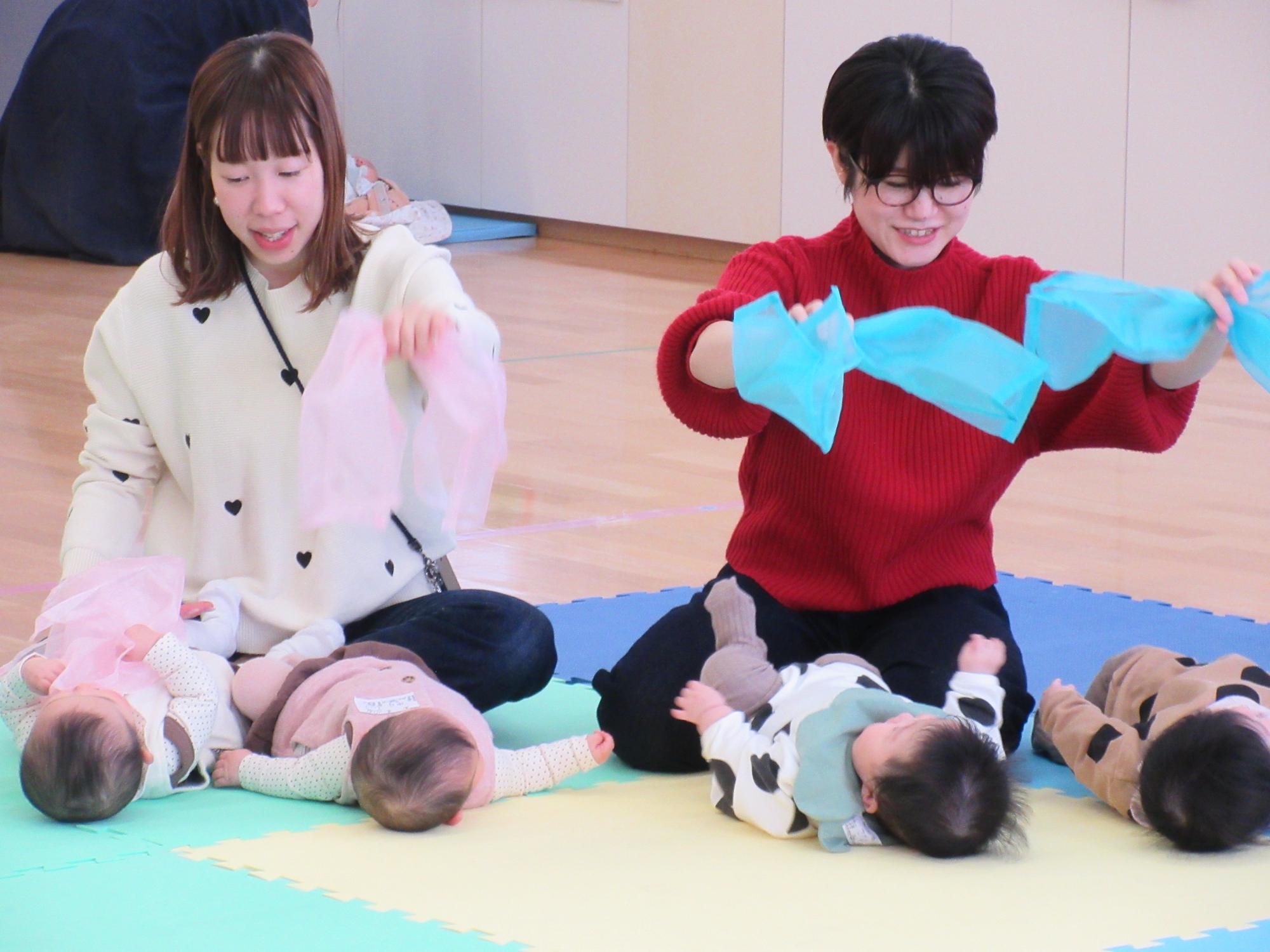 布を使って親子でふれあい遊びを楽しむ姿