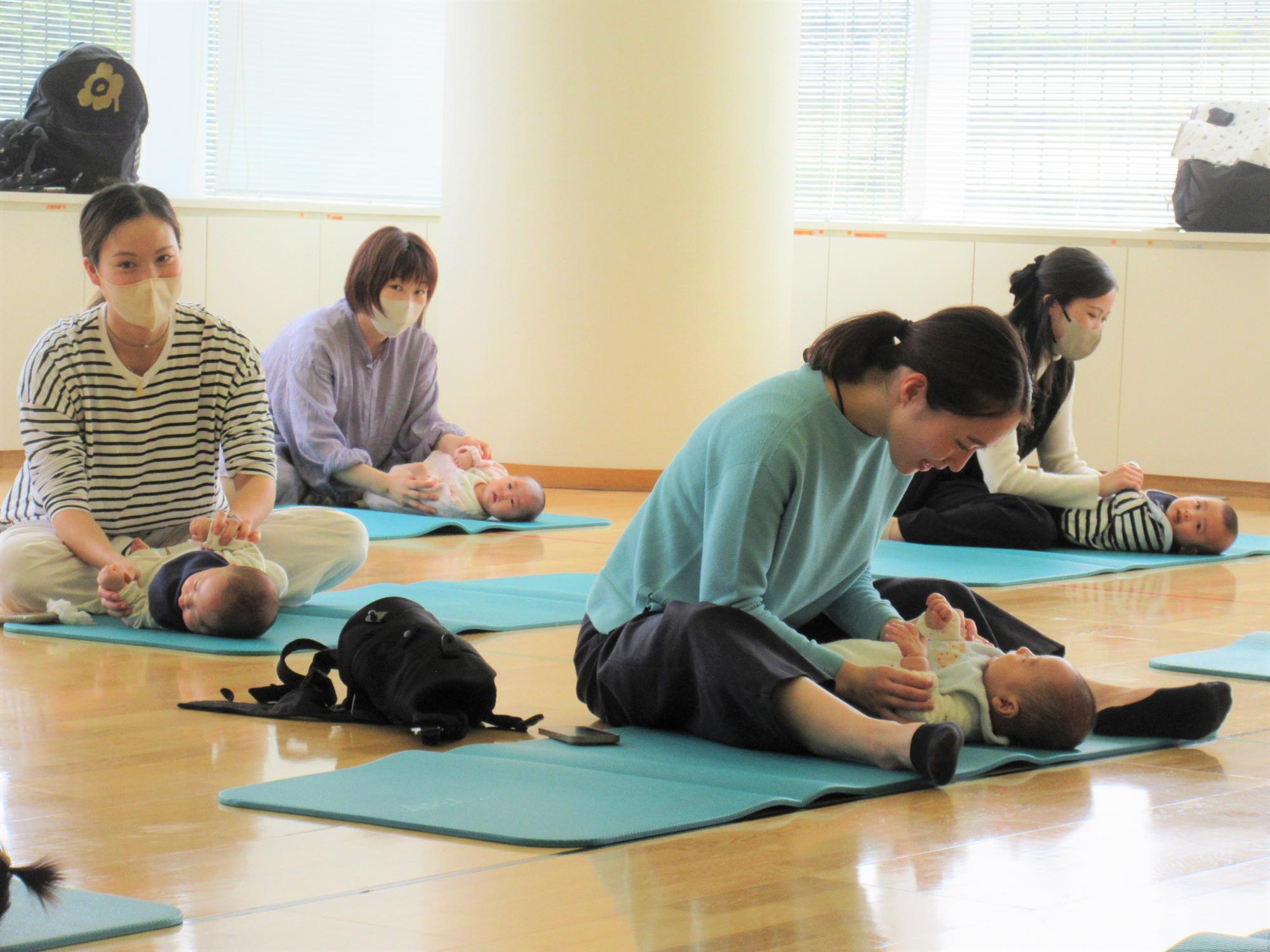 親子で向き合い、笑顔でふれあって遊ぶ姿