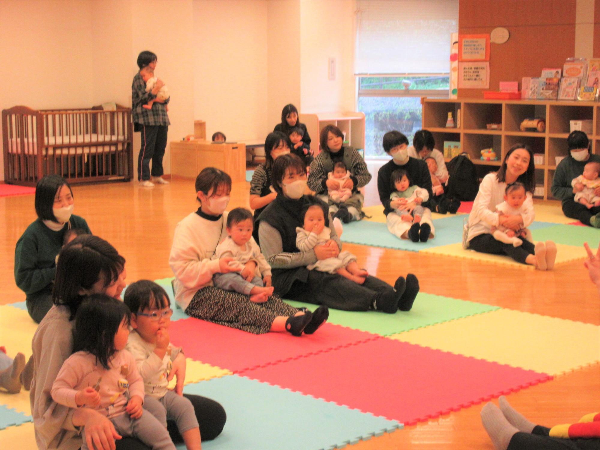 親子でふれあい遊びを楽しむ様子