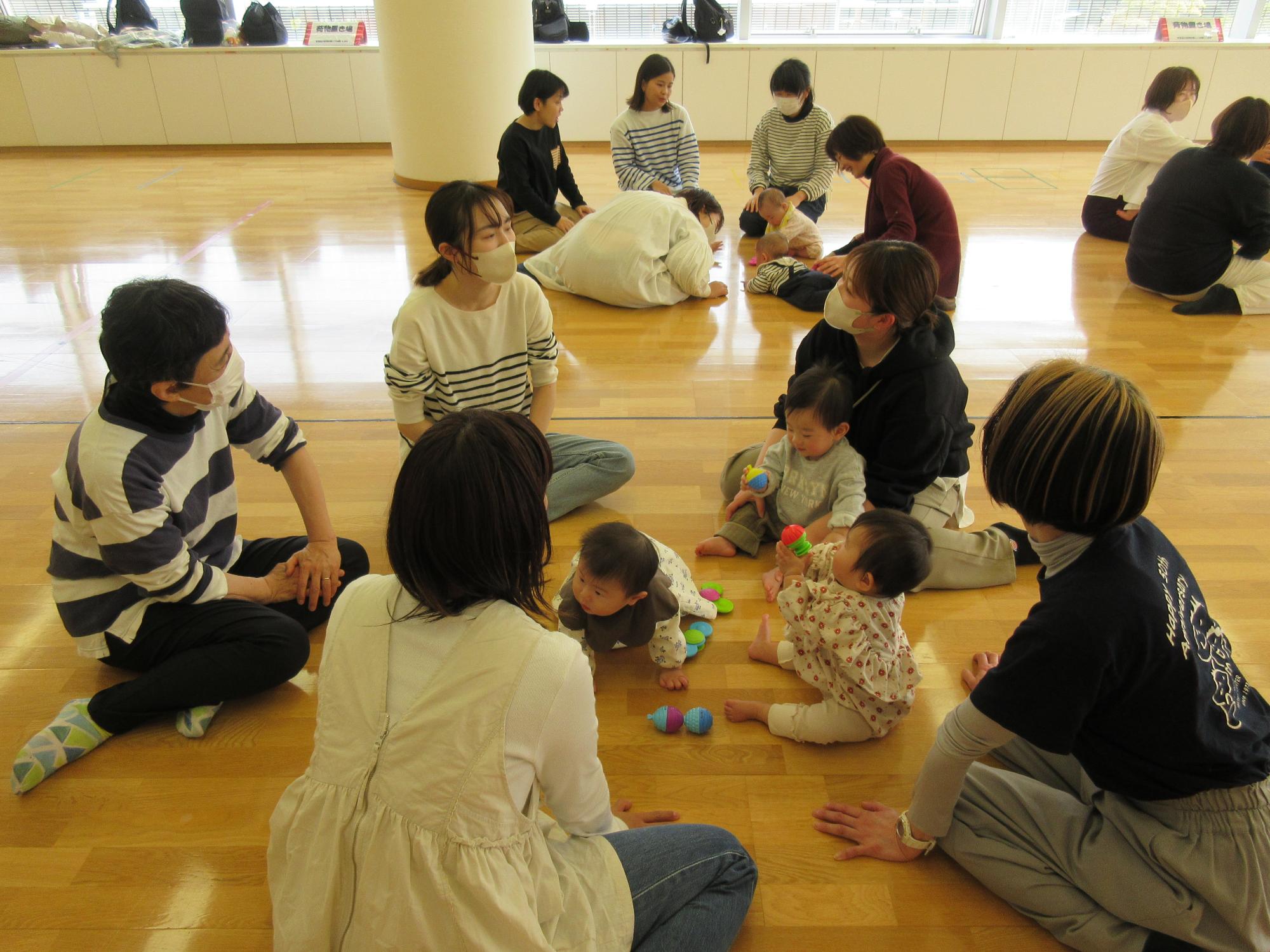 あいあいぼっくすで円になって交流をする親子