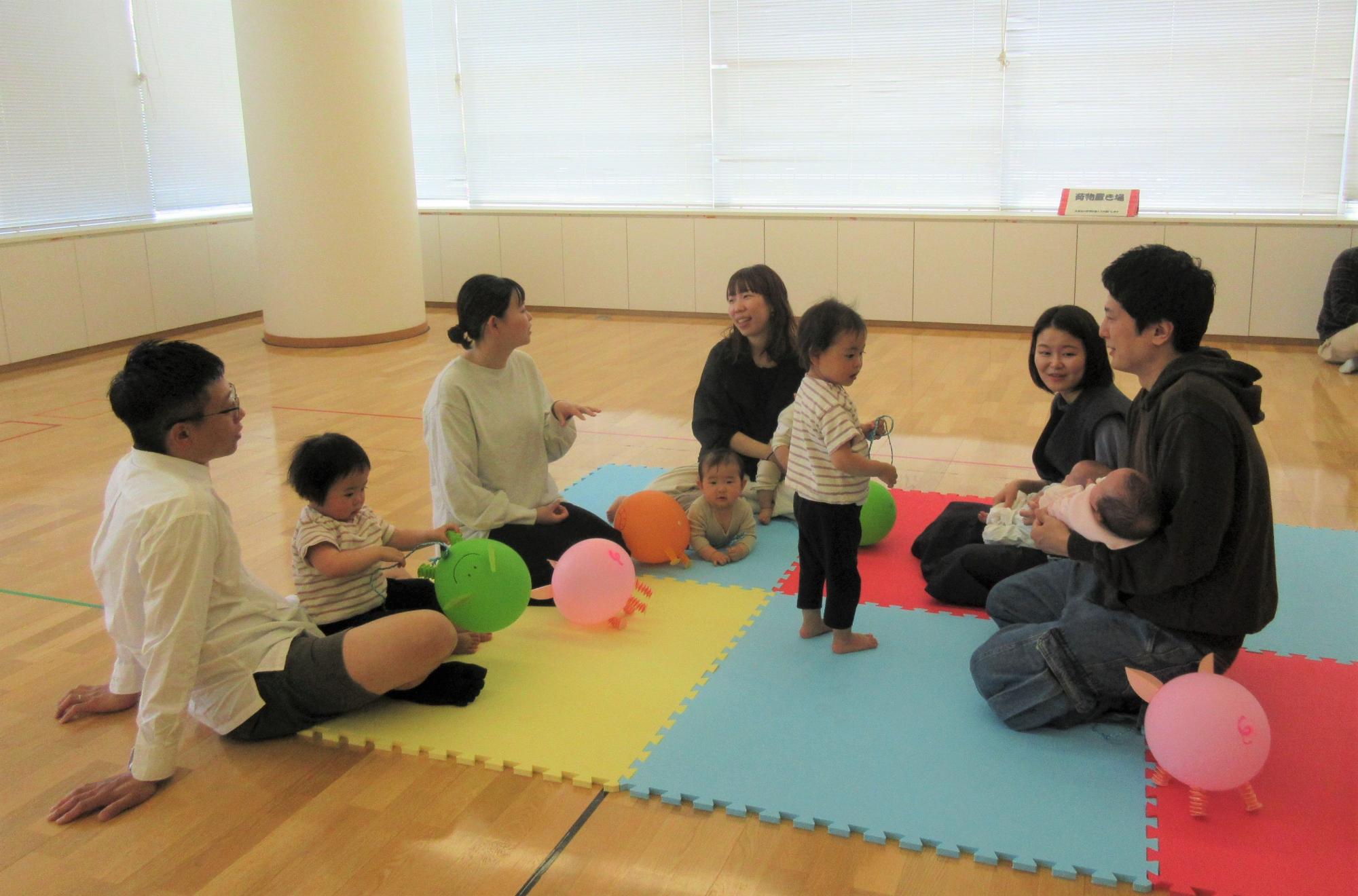 日々の生活の困ったことや離乳食のことなど、グループに分かれてフリートークを楽しんでいる様子