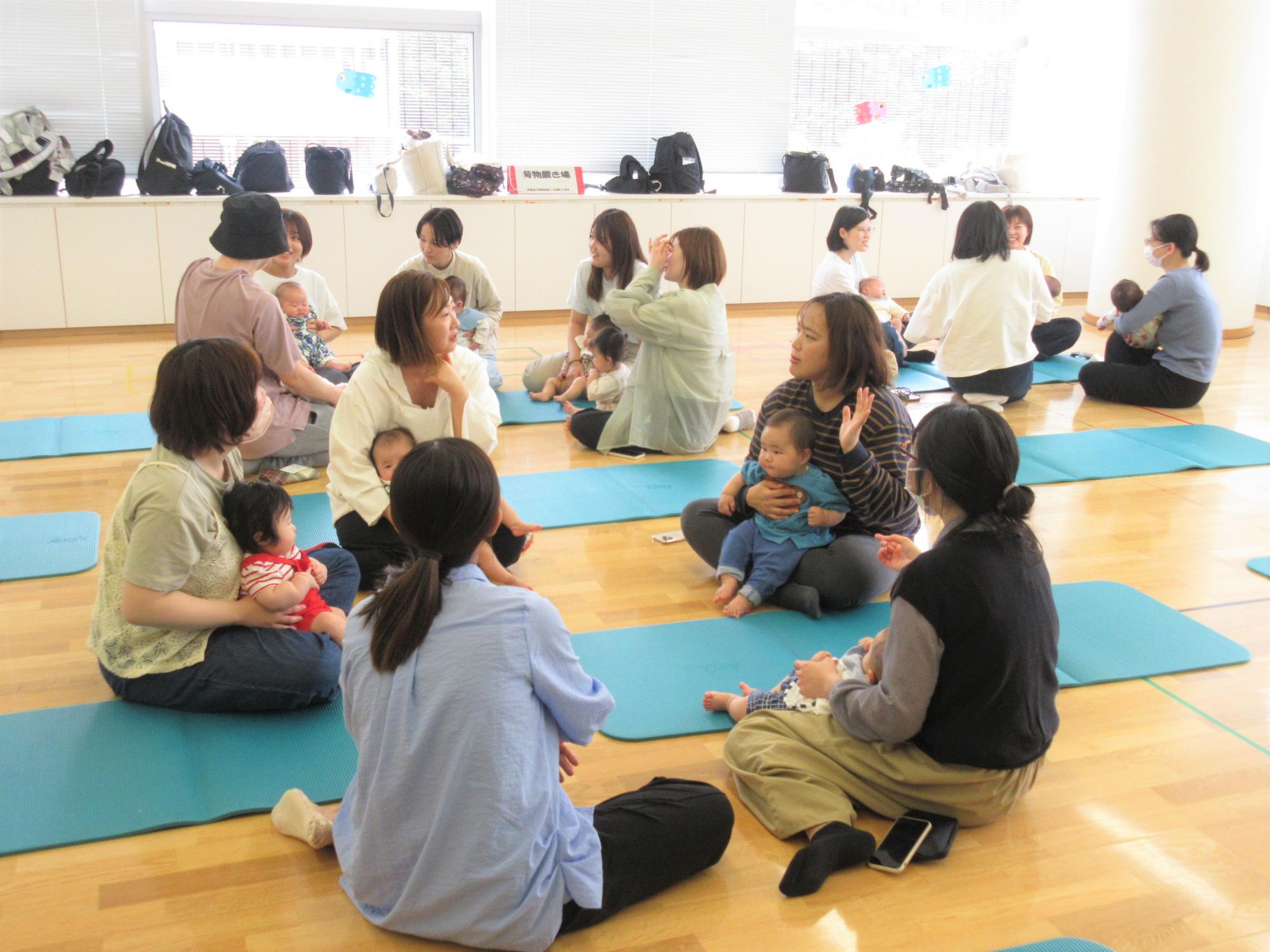 日々の生活の困ったことや1日の過ごし方など、グループに分かれてフリートークを楽しんでいる様子