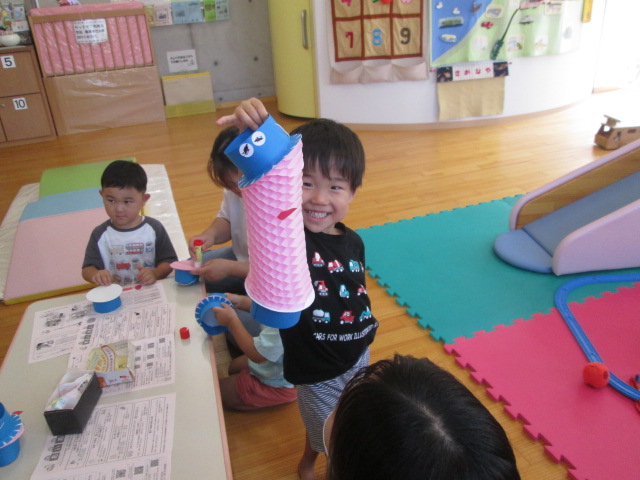 親子で工作している様子