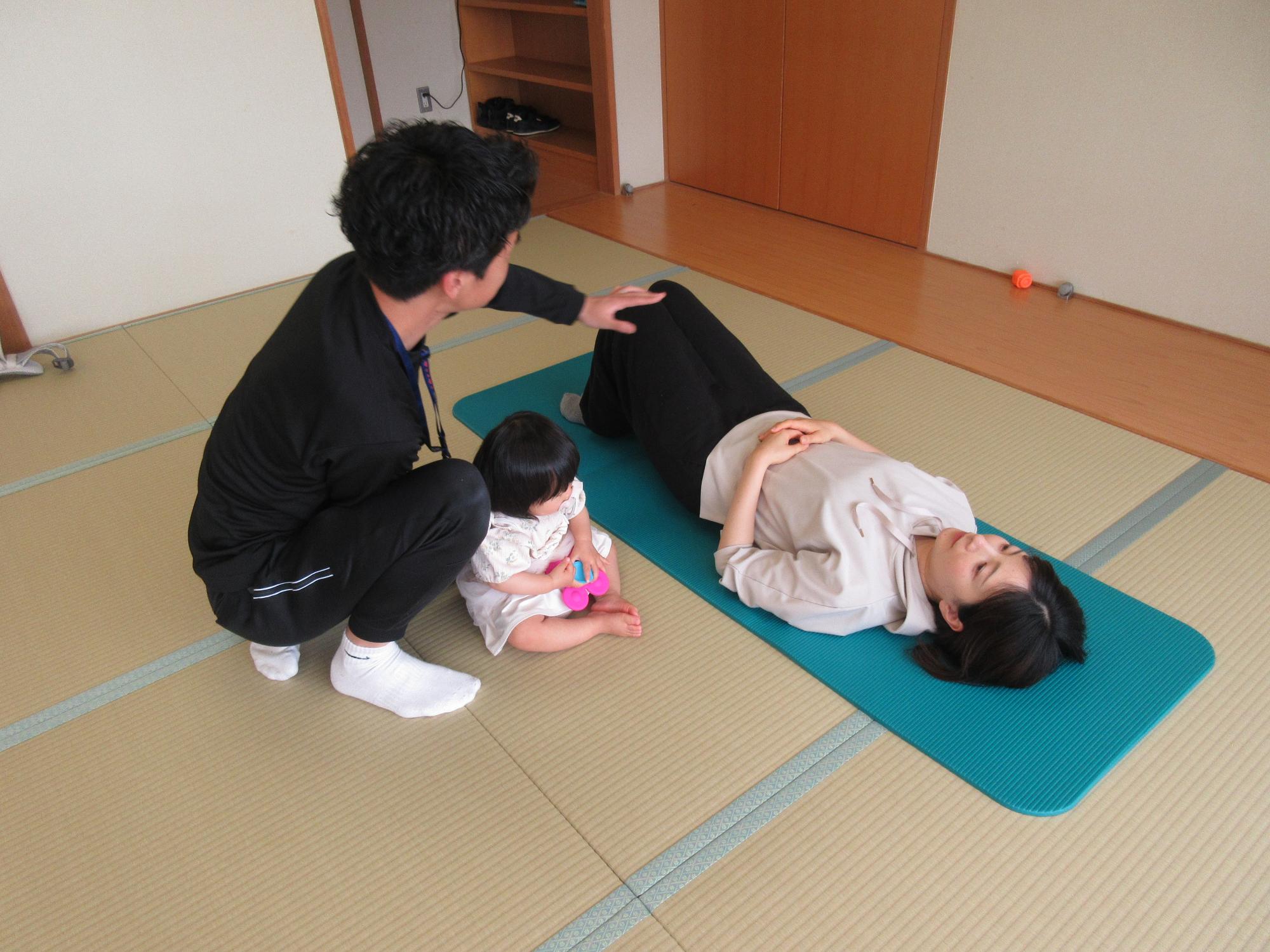 ストレッチの指導を受ける母親
