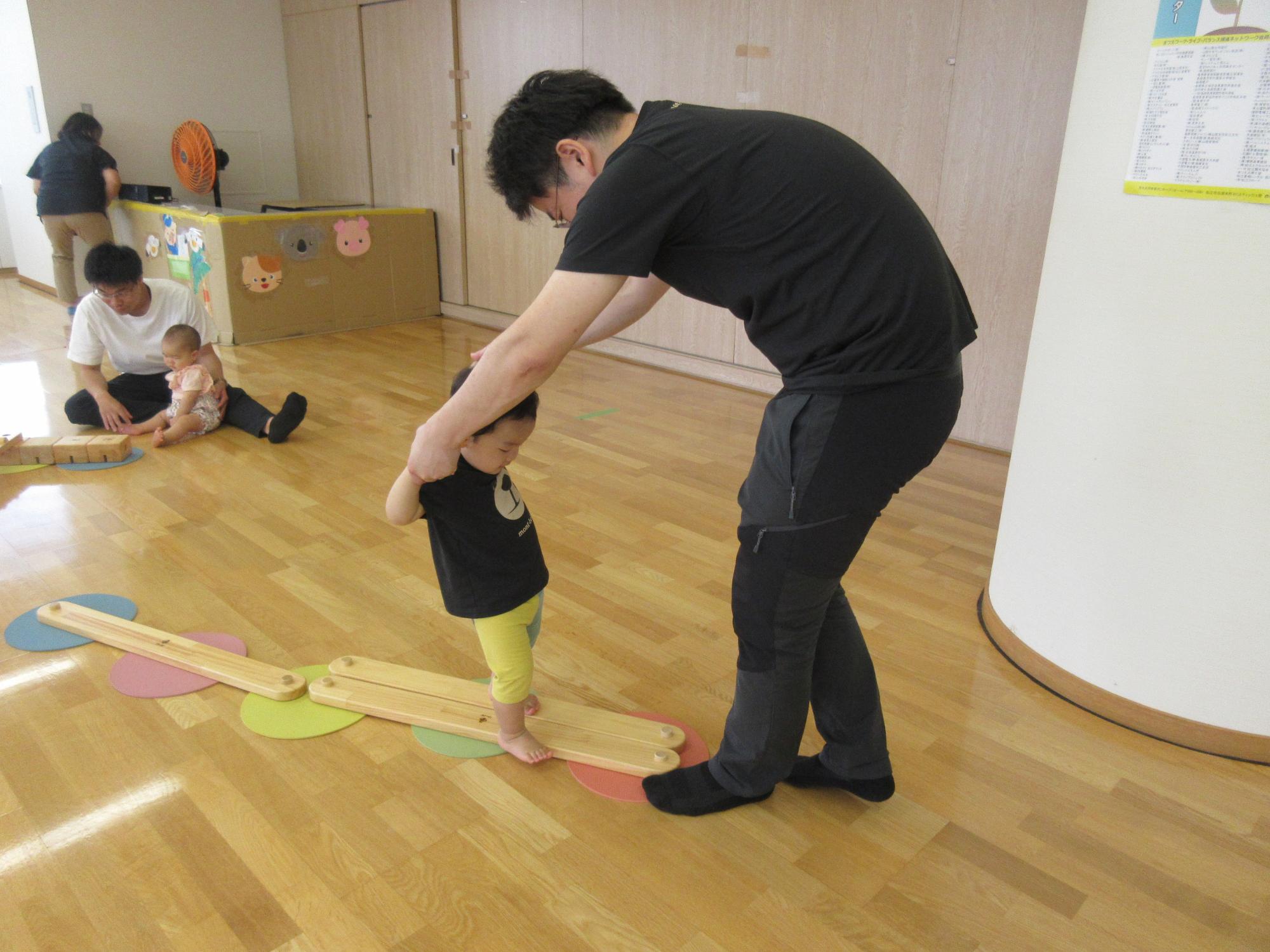 一本橋で遊ぶ親子