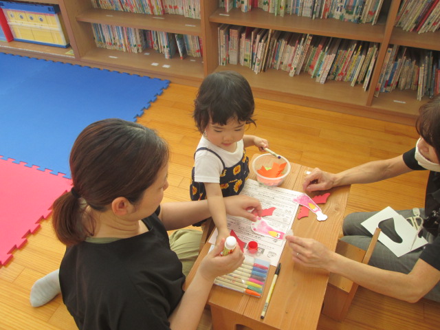 親子で工作を楽しんでいる様子