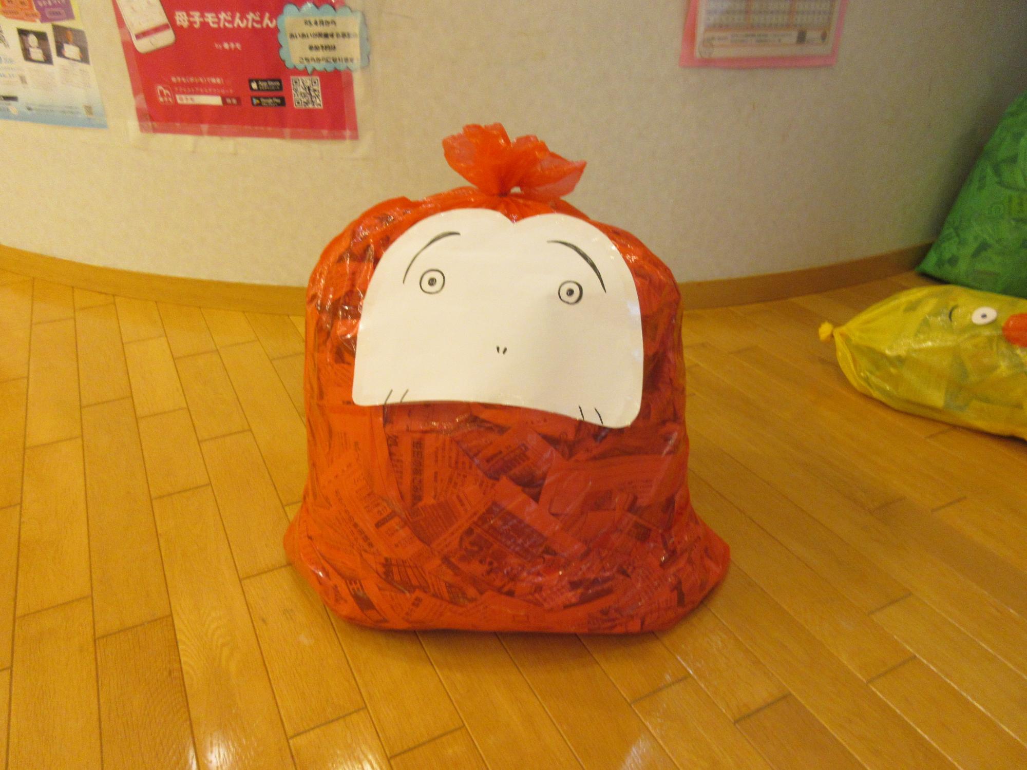 新聞紙で作っただるまさん