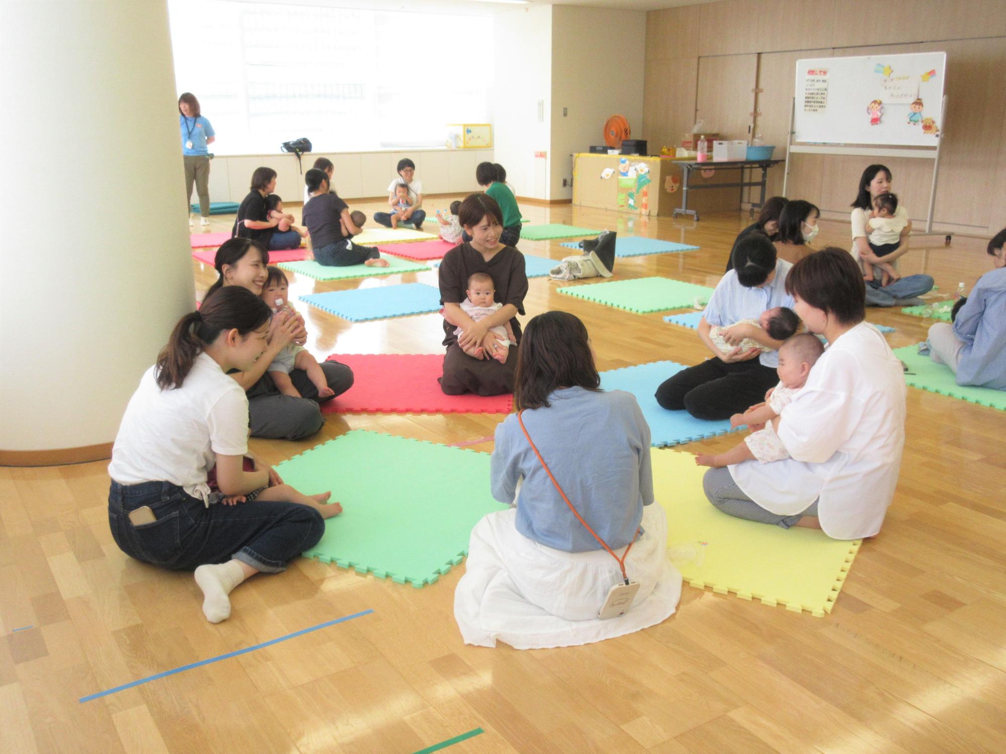 わが子のチャームポイントについておしゃべりを楽しんでいるお母さんたち