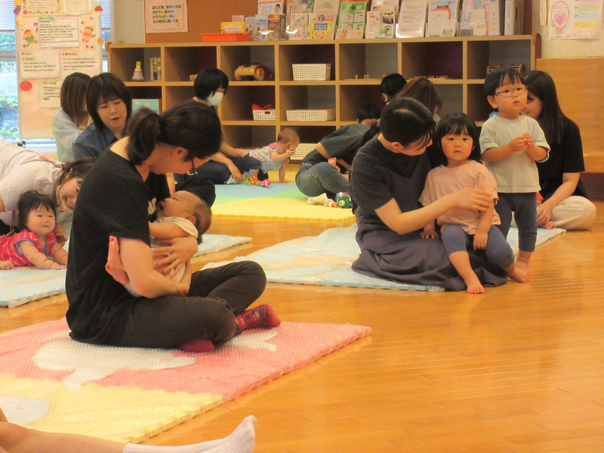 今月の歌「海」を職員がハンドベルの演奏に合わせて親子で触れ合っている様子
