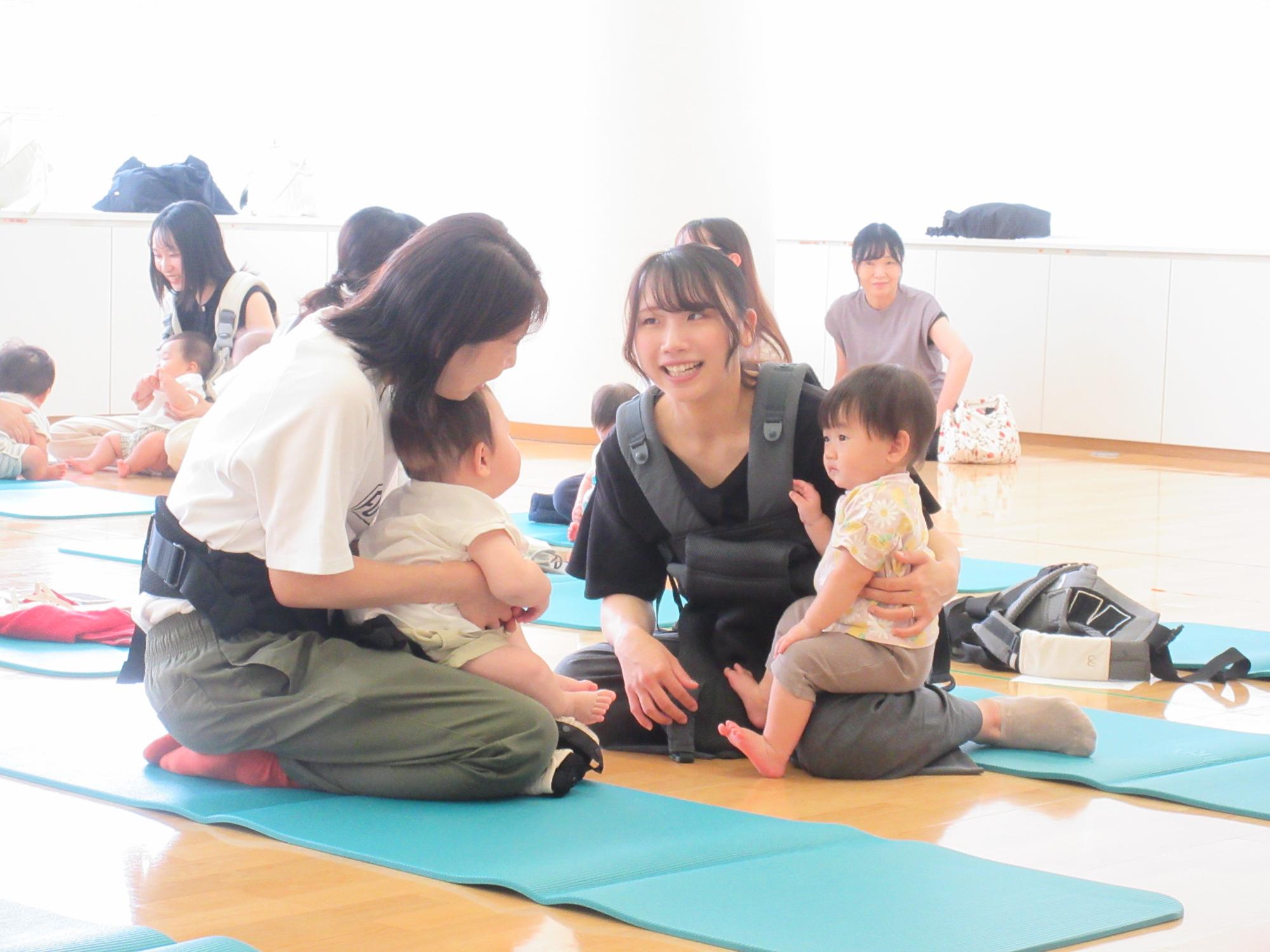 お隣のお母さん同士、自己紹介しながら、おしゃべりを楽しんでいる様子