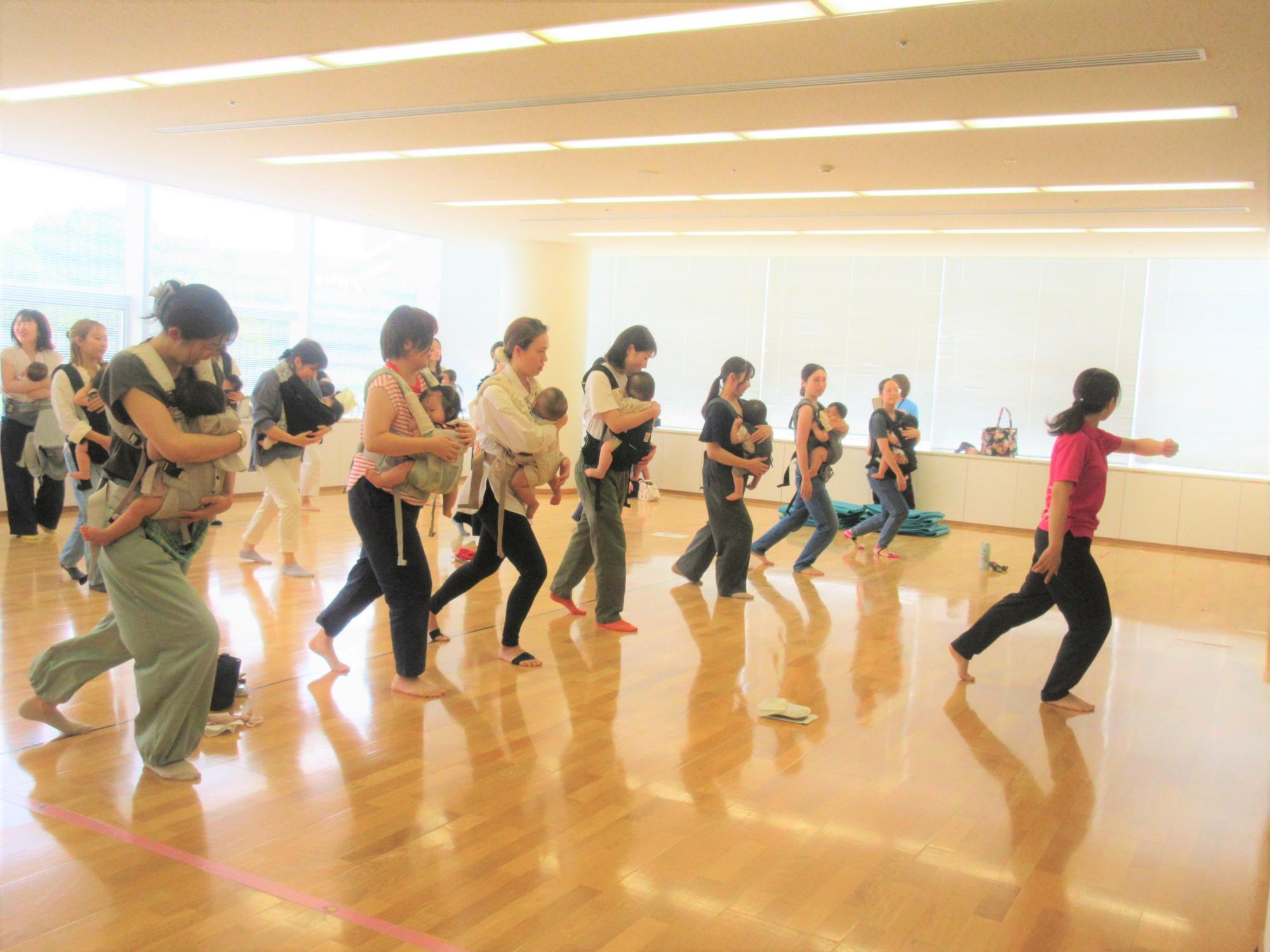 抱っこひもを使って、ミセスグリーンアップルの曲に合わせてダンスを楽しんでいる様子