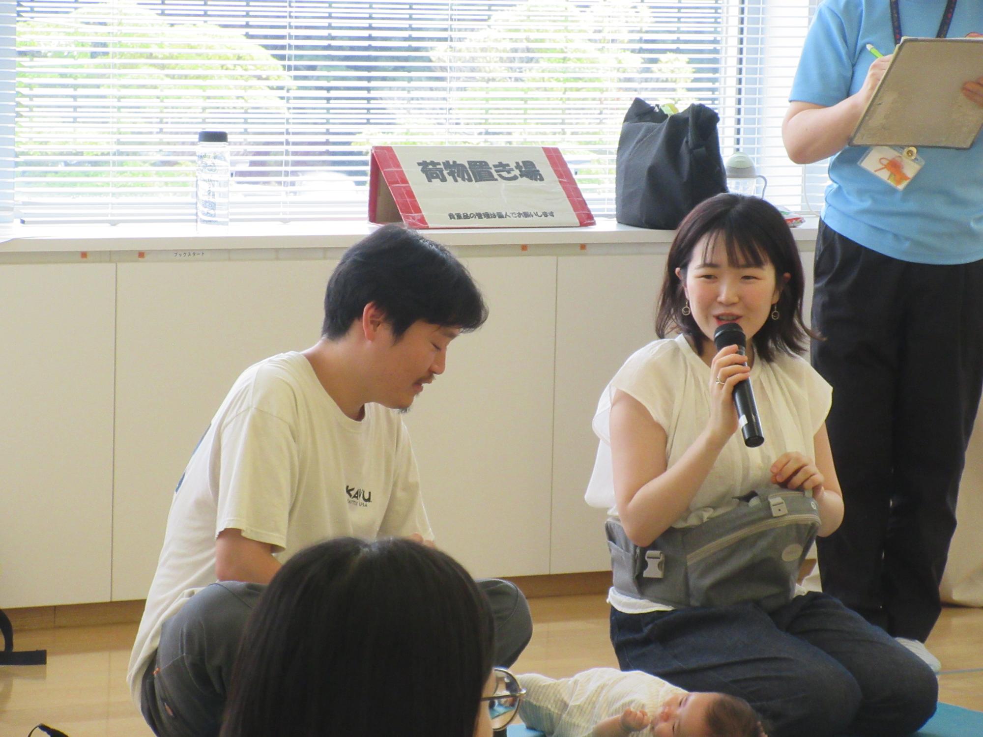 初めてつどいに参加されたおかさんに感想を聞いている様子