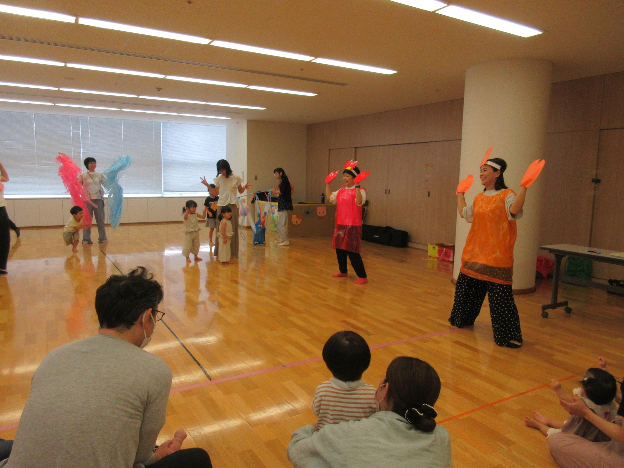 エビカニクスを踊る親子