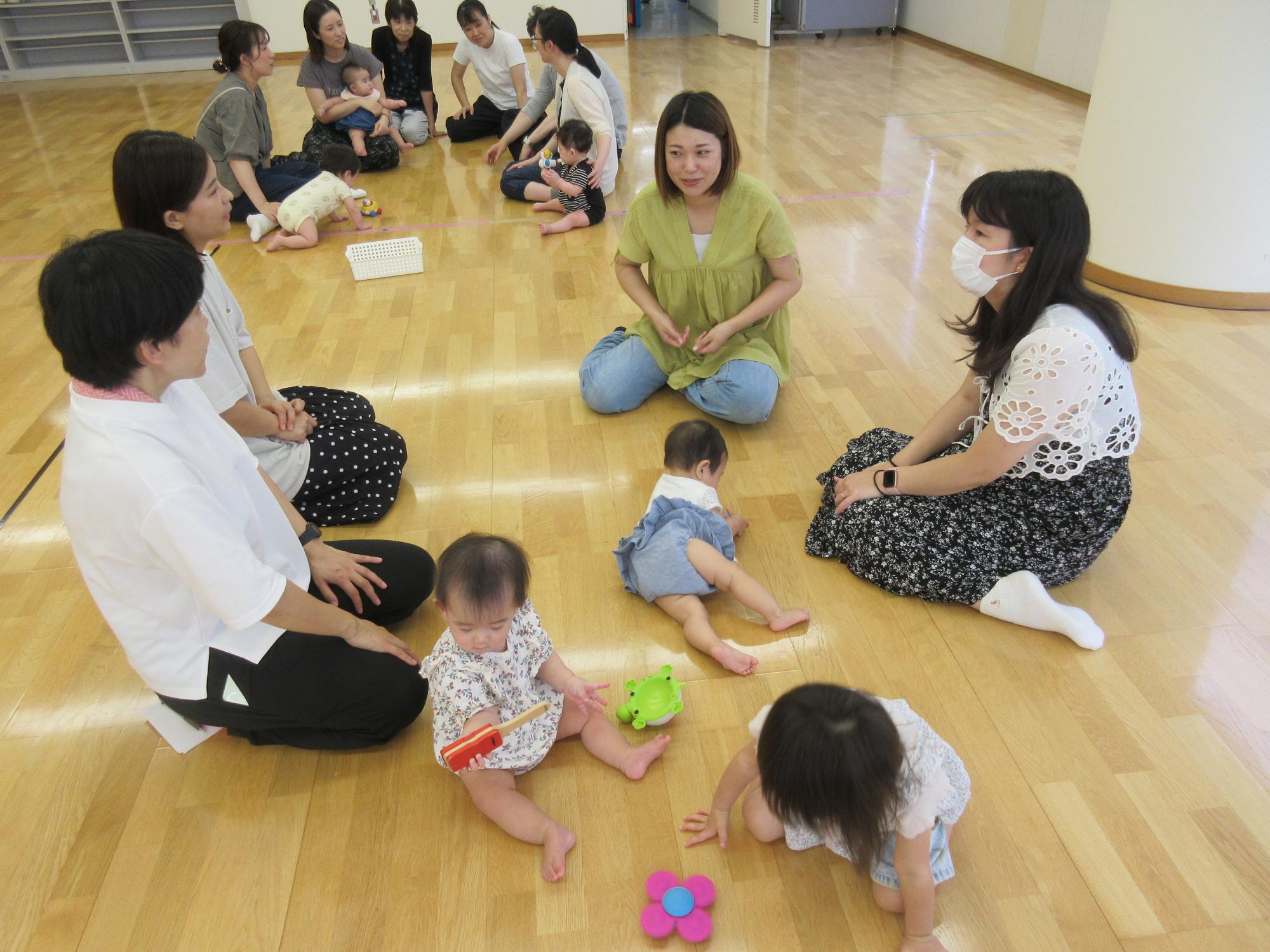 円になって話をする参加者