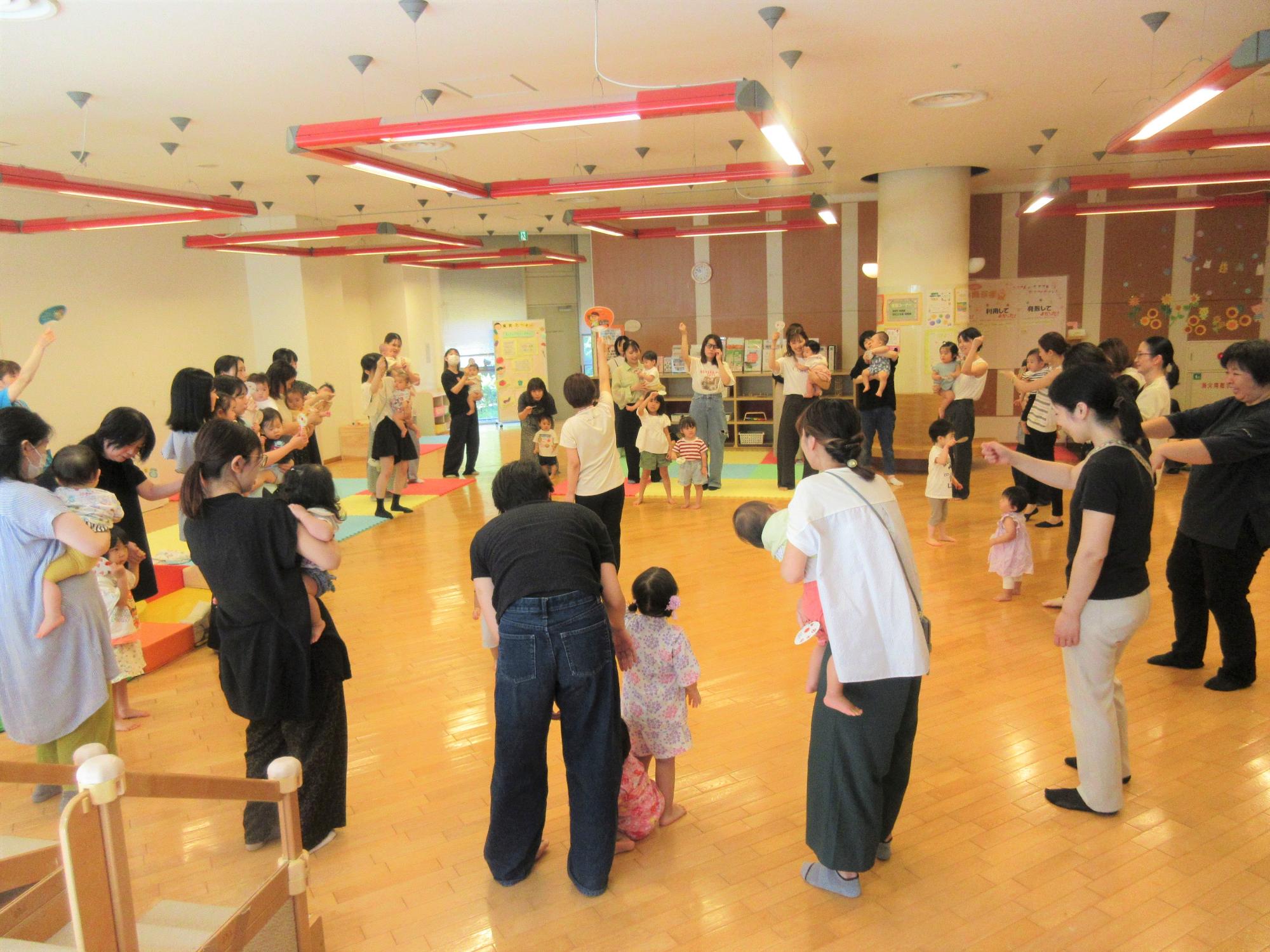 みんなで輪になって「盆踊り」を楽しんでいる様子