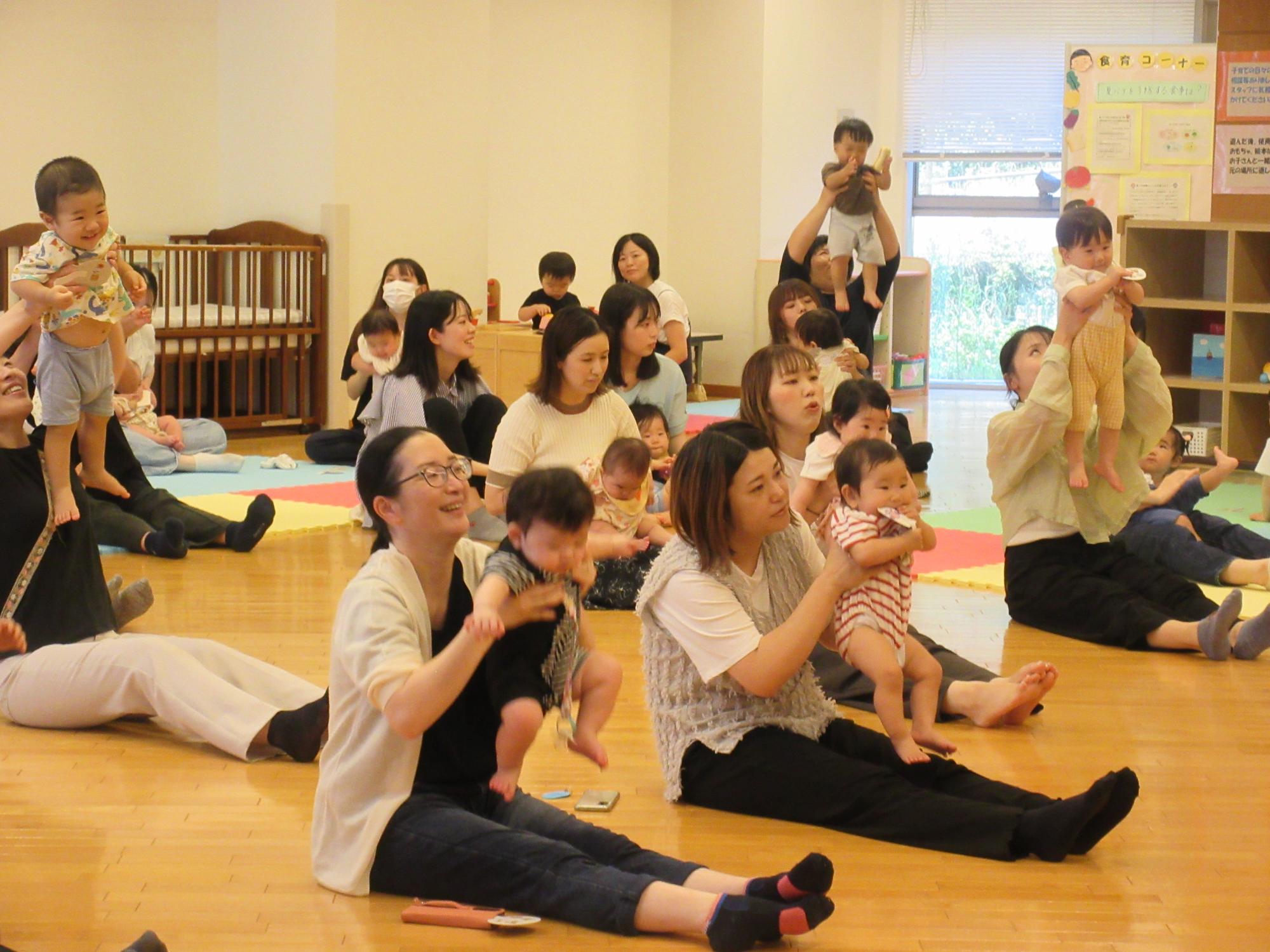 「はなび」のふれあいあそびを親子で楽しんでいる様子