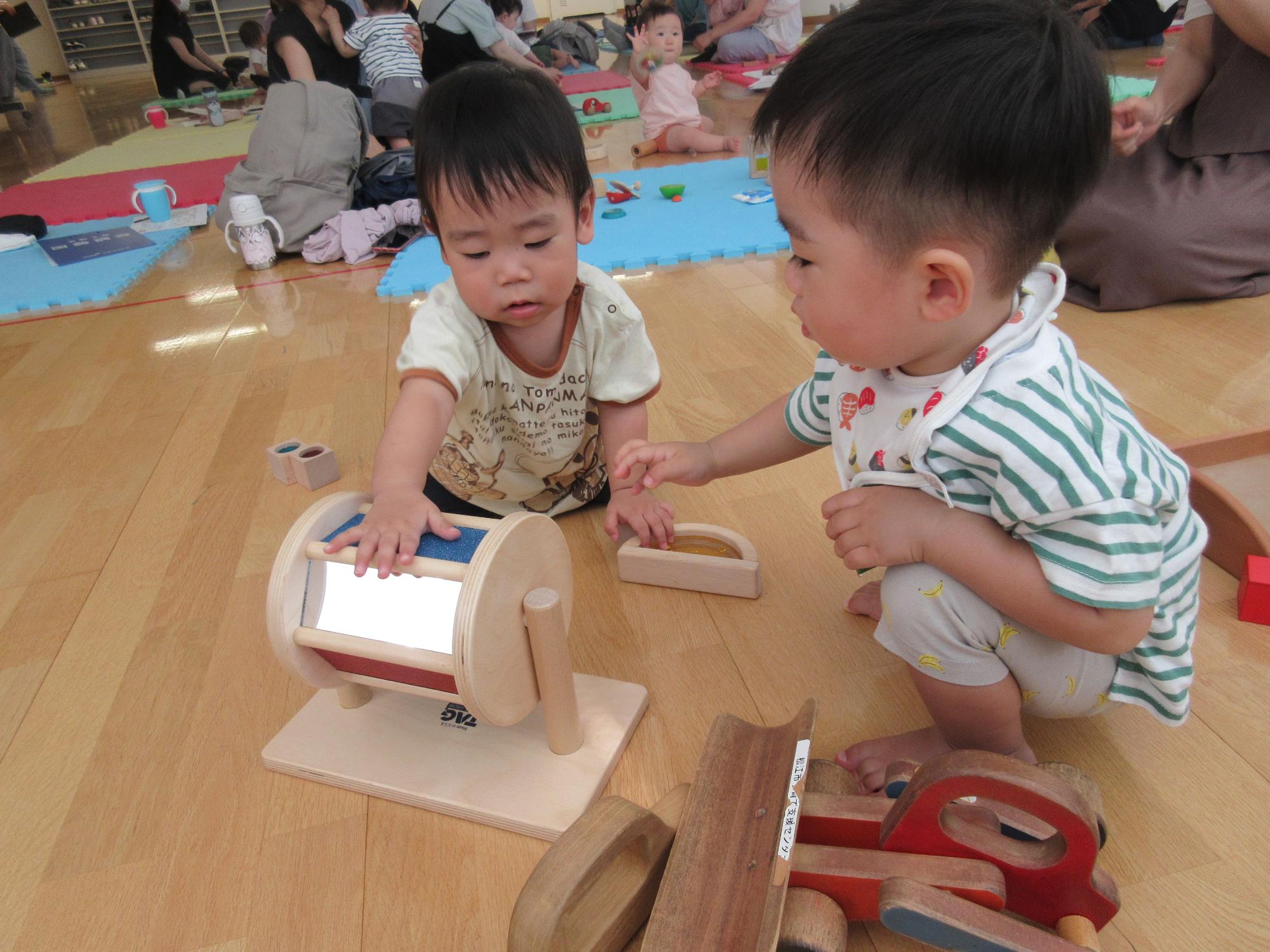 木のおもちゃで遊ぶこども